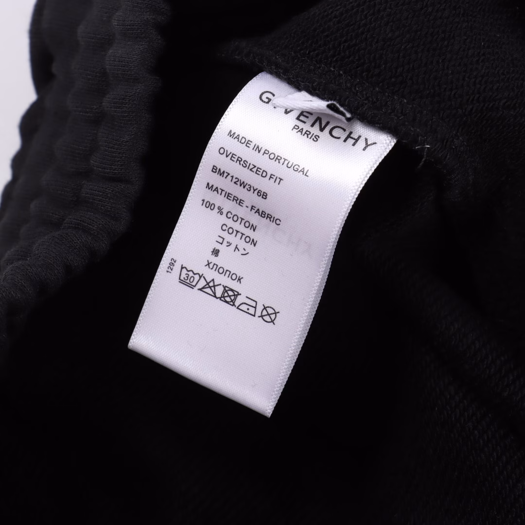 Givenchy 25ss inkjet gradient old glue-melted grid letter logo shortsThe 400g terry fabric is carefully customized with a thick texture, which is not only comfortable to the touch, but also has excellent warmth retention and sweat absorption and breathability, ensuring that it is comfortable to wear in different environments.The seamless high-frequency glue-melting process bids farewell to the unevenness and friction caused by traditional stitching,not only presents smooth and simple lines in appearance, but also improves the durability of the shorts, making them more comfortable to wear.The iconic inkjet gradient old glue-melted letter logo adds a unique trendy atmosphere to the shorts, highlighting the unique charm and design style of the Givenchy brand.