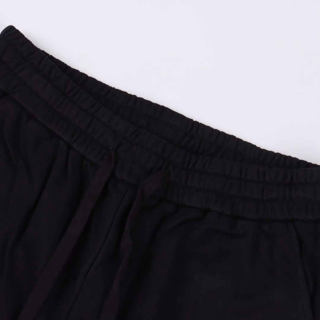 Givenchy 25ss inkjet gradient old glue-melted grid letter logo shortsThe 400g terry fabric is carefully customized with a thick texture, which is not only comfortable to the touch, but also has excellent warmth retention and sweat absorption and breathability, ensuring that it is comfortable to wear in different environments.The seamless high-frequency glue-melting process bids farewell to the unevenness and friction caused by traditional stitching,not only presents smooth and simple lines in appearance, but also improves the durability of the shorts, making them more comfortable to wear.The iconic inkjet gradient old glue-melted letter logo adds a unique trendy atmosphere to the shorts, highlighting the unique charm and design style of the Givenchy brand.