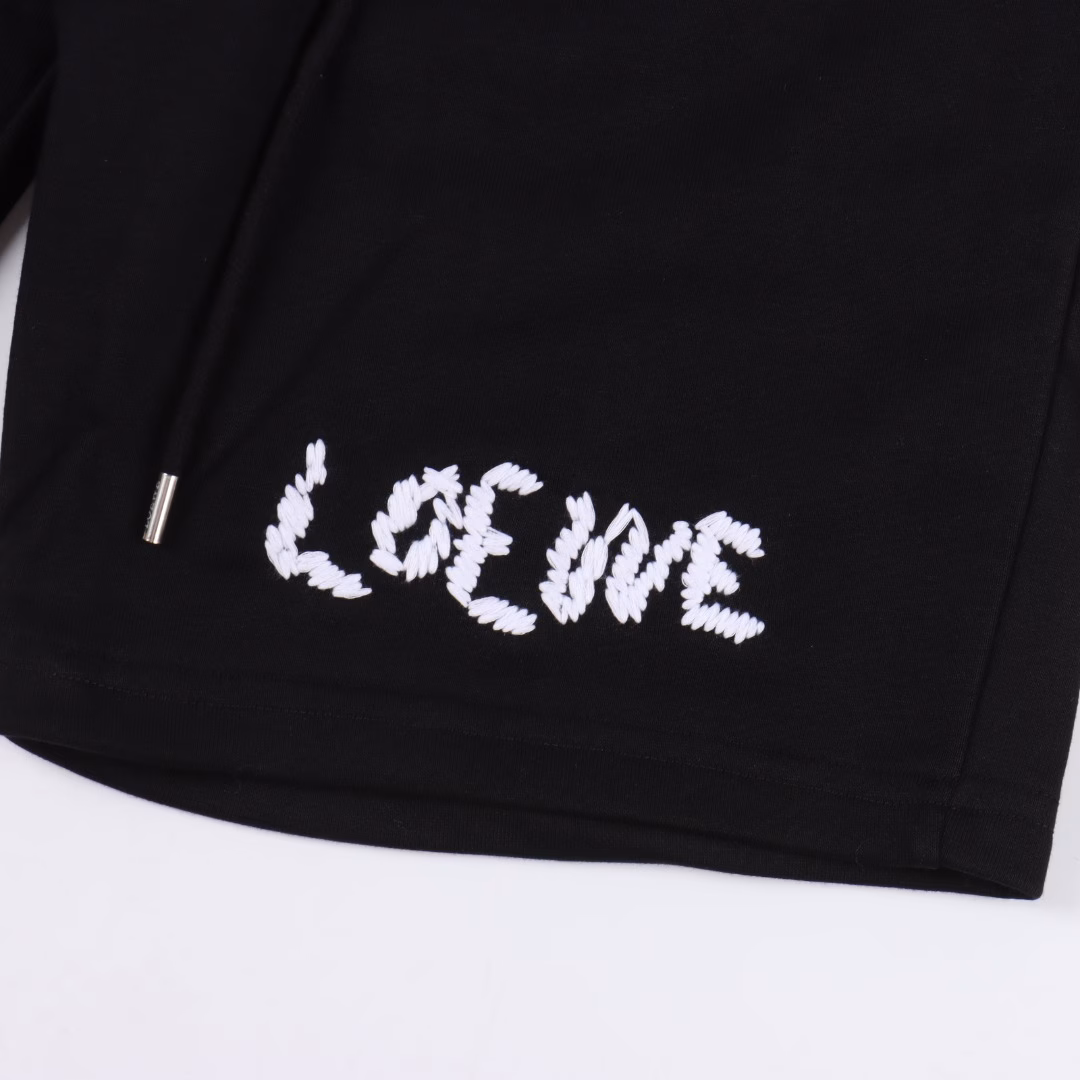 Loewe Pocket patchwork logo embroidered shortsThe fabric is made of 400g pure cotton terry fabric, which is dyed and then etched.It is treated to be silky and soft compared to the original version, and the texture of the fabric is clear and obvious.The iconic brand logo embroidered pattern on the front trouser legsThe overlapping patch embroidered logo on the back pocket highlights the brand charmPaired with sneakers, it is fresh and comfortable, suitable for shopping and datingWearing it with a base layer is very blogger-like, low-key and tastefulThe same style as Internet celebrities, not picky about age, body shape or genderSuper eye-catching and full of fashion senseVery comfortable to the touch, super textureFashionable and individual, super versatile and good-looking