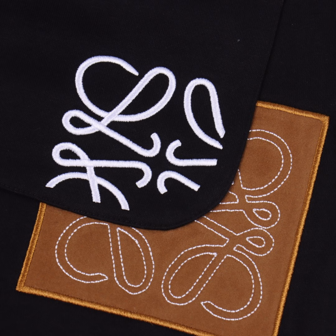 Loewe Pocket patchwork logo embroidered shortsThe fabric is made of 400g pure cotton terry fabric, which is dyed and then etched.It is treated to be silky and soft compared to the original version, and the texture of the fabric is clear and obvious.The iconic brand logo embroidered pattern on the front trouser legsThe overlapping patch embroidered logo on the back pocket highlights the brand charmPaired with sneakers, it is fresh and comfortable, suitable for shopping and datingWearing it with a base layer is very blogger-like, low-key and tastefulThe same style as Internet celebrities, not picky about age, body shape or genderSuper eye-catching and full of fashion senseVery comfortable to the touch, super textureFashionable and individual, super versatile and good-looking