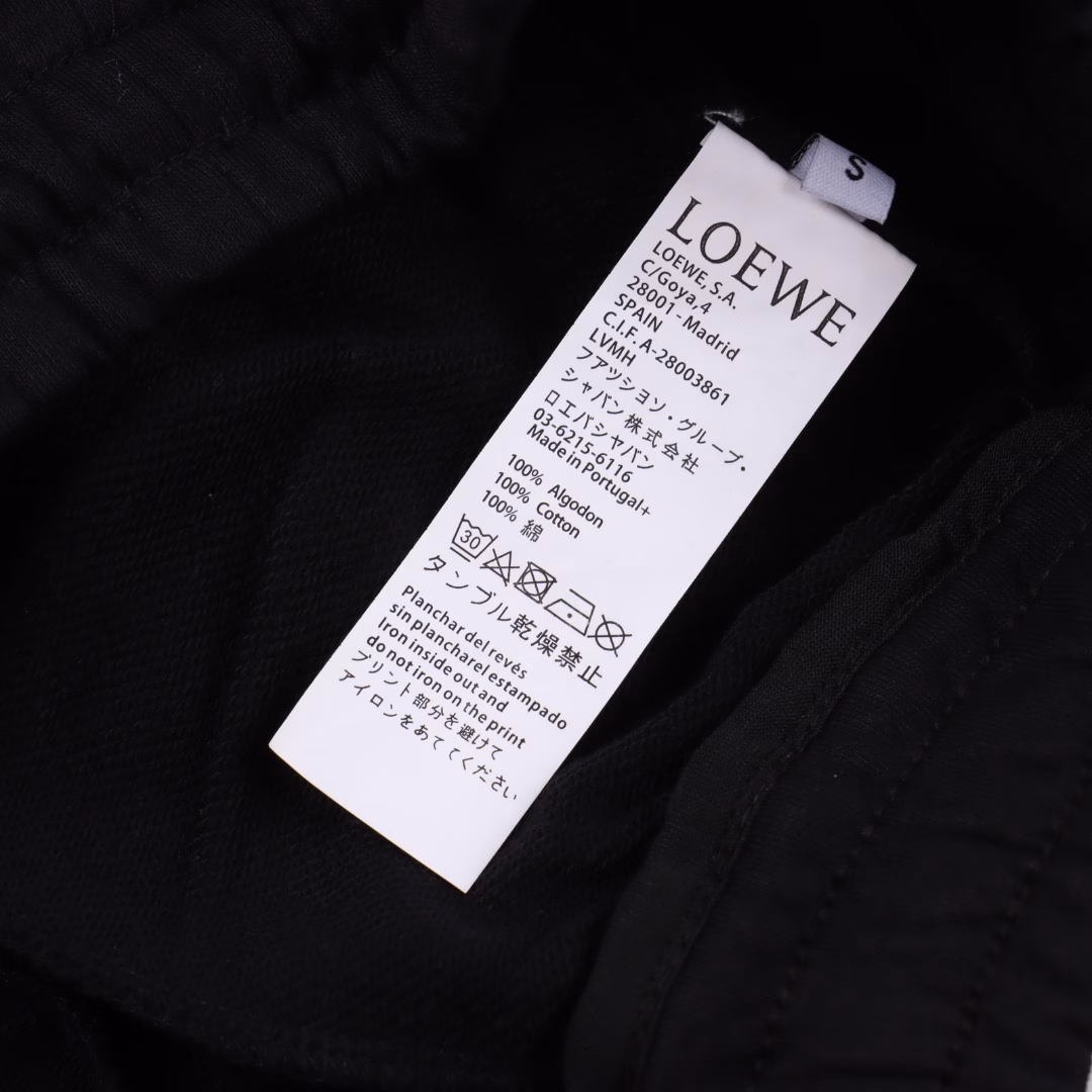 Loewe Pocket patchwork logo embroidered shortsThe fabric is made of 400g pure cotton terry fabric, which is dyed and then etched.It is treated to be silky and soft compared to the original version, and the texture of the fabric is clear and obvious.The iconic brand logo embroidered pattern on the front trouser legsThe overlapping patch embroidered logo on the back pocket highlights the brand charmPaired with sneakers, it is fresh and comfortable, suitable for shopping and datingWearing it with a base layer is very blogger-like, low-key and tastefulThe same style as Internet celebrities, not picky about age, body shape or genderSuper eye-catching and full of fashion senseVery comfortable to the touch, super textureFashionable and individual, super versatile and good-looking