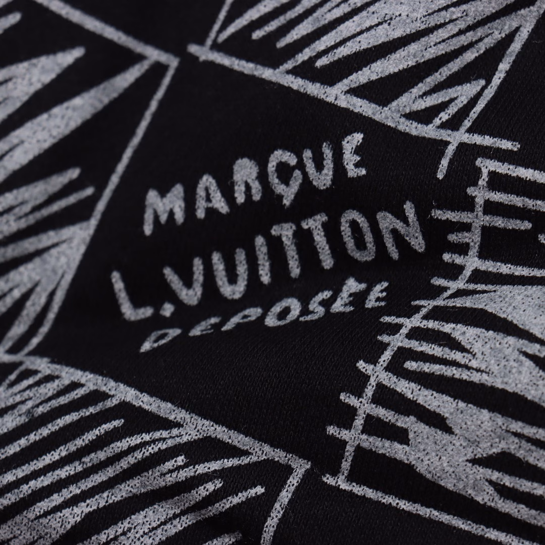 Louis Vuitton 25ss full-print checkerboard logo digital direct-injection shortsThe custom 400g terry fabric is thick and not only ensures the comfort of wearing, but also provides a soft and skin-friendly experience.It also gives the shorts a certain sense of stiffness, making the overall shape more stylish! The process uses Kangli digital direct-injection checkered letter logo.This advanced technology can achieve a colorful and detailed pattern printing effect.The letter logo is cleverly integrated into the checkerboard. There is also a back pocket. This design not only increases the practicality of the shorts, but also enhances the overall fashion sense and casual atmosphere. Combined with the overall direct-injection full-print checkered appearance design, the shorts are both fashionable and practical.