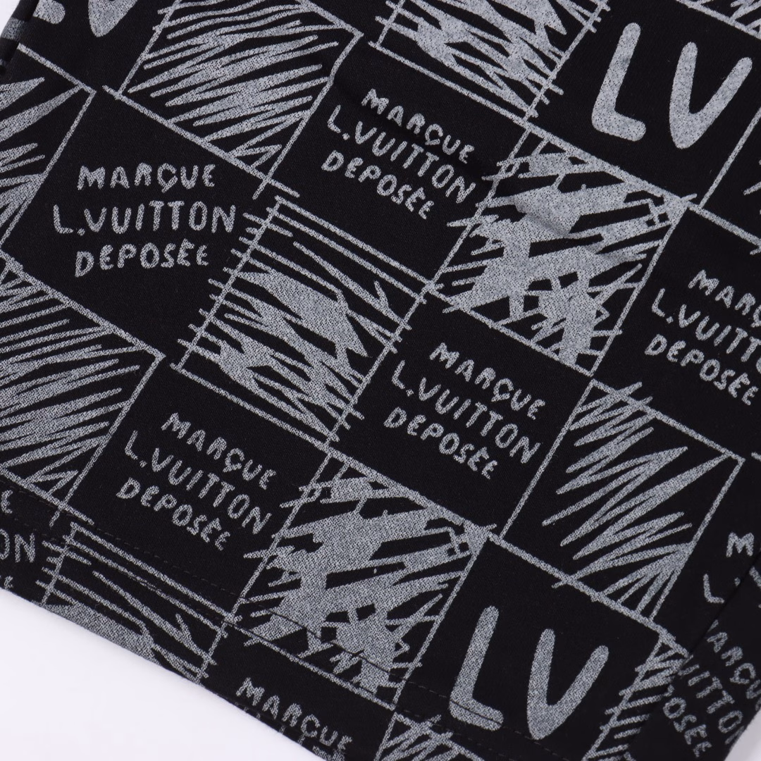 Louis Vuitton 25ss full-print checkerboard logo digital direct-injection shortsThe custom 400g terry fabric is thick and not only ensures the comfort of wearing, but also provides a soft and skin-friendly experience.It also gives the shorts a certain sense of stiffness, making the overall shape more stylish! The process uses Kangli digital direct-injection checkered letter logo.This advanced technology can achieve a colorful and detailed pattern printing effect.The letter logo is cleverly integrated into the checkerboard. There is also a back pocket. This design not only increases the practicality of the shorts, but also enhances the overall fashion sense and casual atmosphere. Combined with the overall direct-injection full-print checkered appearance design, the shorts are both fashionable and practical.
