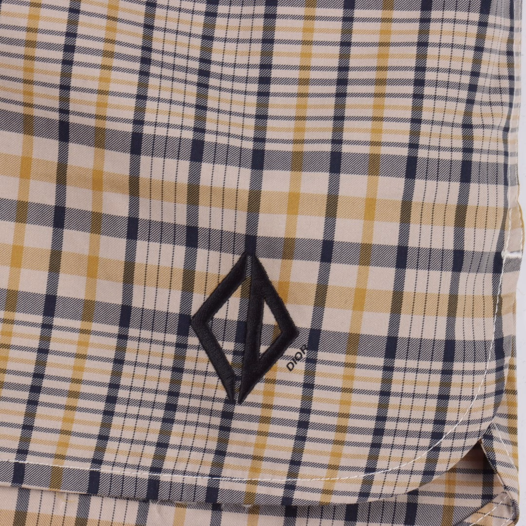 Dior CD diamond stripe blended shortsOriginal purchase, custom plaid jacquard blended fabric, jacquard fabric, positioning cutting bed, imported embroidery, glue printing, custom 1:1 shell buttons, custom 1:1 trademark, fitted version