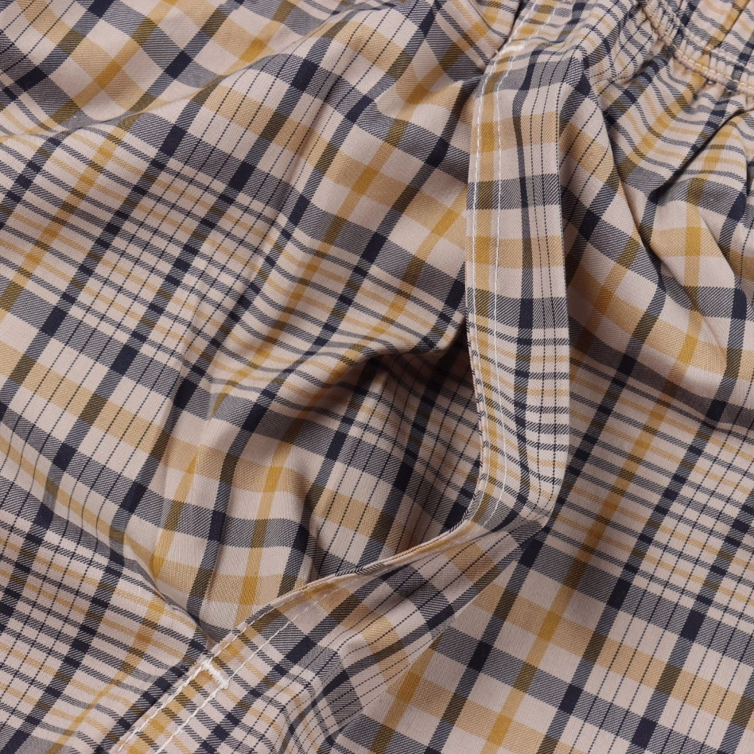 Dior CD diamond stripe blended shortsOriginal purchase, custom plaid jacquard blended fabric, jacquard fabric, positioning cutting bed, imported embroidery, glue printing, custom 1:1 shell buttons, custom 1:1 trademark, fitted version