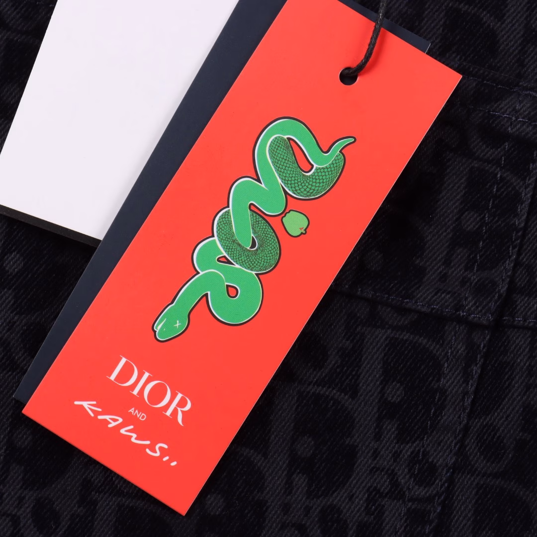 Dior Snake Year Limited Edition Denim ShortsDeveloped and purchased from the original, carefully crafted with blue cotton blended denim, decorated with KAWS embroidery on the back, reinterpreting the D logo with colorful snakes. Paired with flocked Oblique prints, the overall line is straight and delicate, the fabric is comfortable and soft, and the color is consistent without color difference. It can be matched with the same style to create a fashionable look, suitable for various occasions, customized accessories, complete three labels, and the same style for men and women!