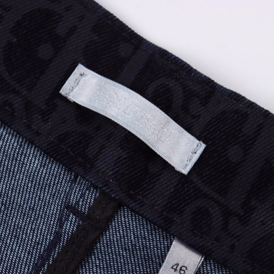 Dior Snake Year Limited Edition Denim ShortsDeveloped and purchased from the original, carefully crafted with blue cotton blended denim, decorated with KAWS embroidery on the back, reinterpreting the D logo with colorful snakes. Paired with flocked Oblique prints, the overall line is straight and delicate, the fabric is comfortable and soft, and the color is consistent without color difference. It can be matched with the same style to create a fashionable look, suitable for various occasions, customized accessories, complete three labels, and the same style for men and women!