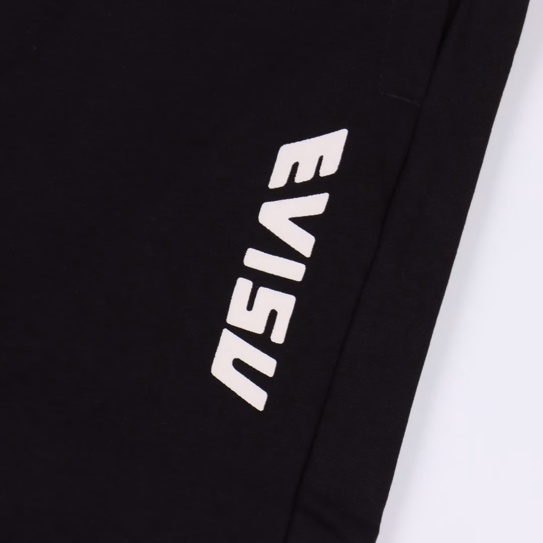 EVISU Billion Fishing Prayer Print ShortsThe large M print on the back of the shorts is based on the Japanese fishing prayer festival, and incorporates various Japanese origin objects, fortune-bringing balls, flags and other prints, making the overall playfulness more interesting. Pair it with a top to create your own trendy style.Elastic drawstring waistband makes it easier to put on and take off
