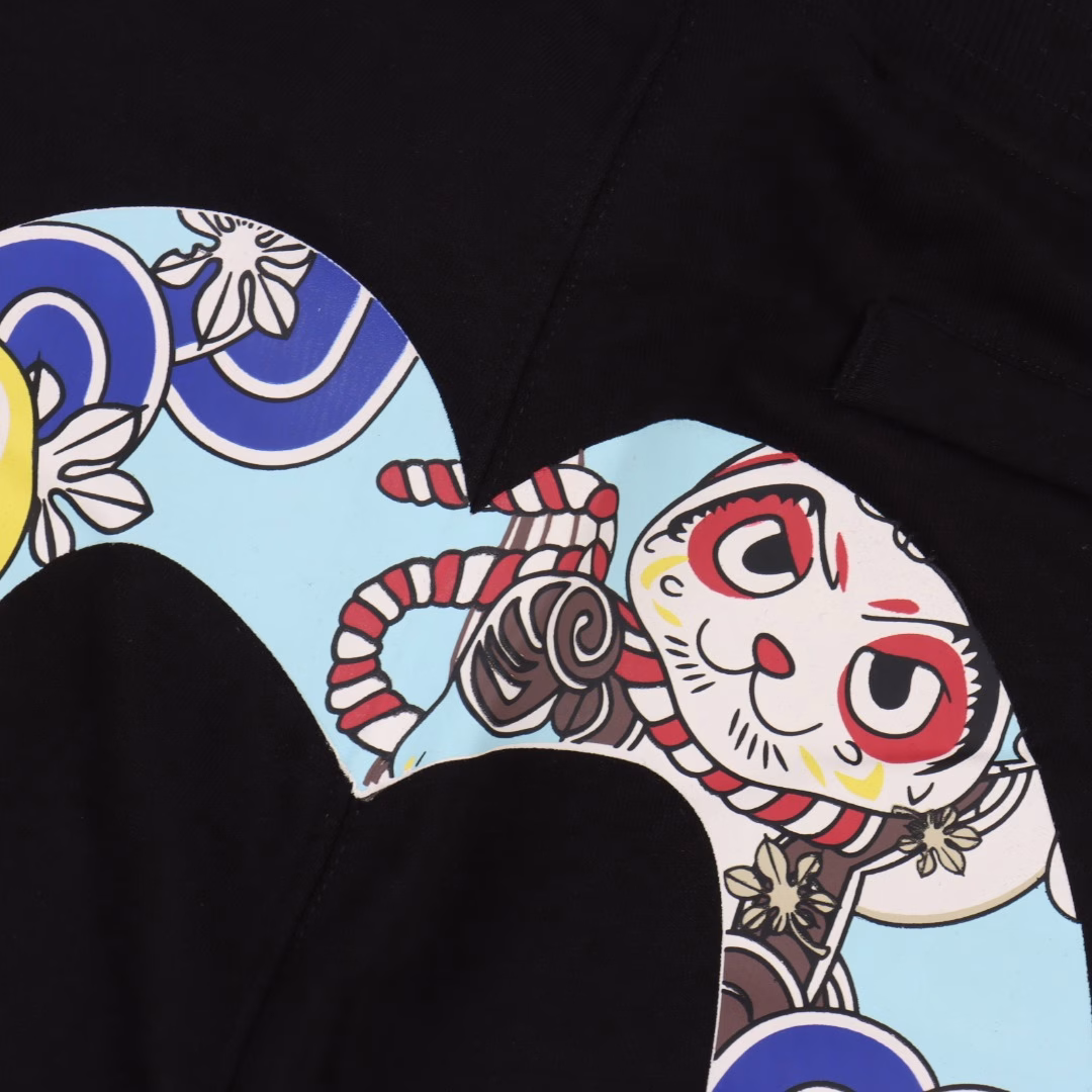 EVISU Billion Fishing Prayer Print ShortsThe large M print on the back of the shorts is based on the Japanese fishing prayer festival, and incorporates various Japanese origin objects, fortune-bringing balls, flags and other prints, making the overall playfulness more interesting. Pair it with a top to create your own trendy style.Elastic drawstring waistband makes it easier to put on and take off