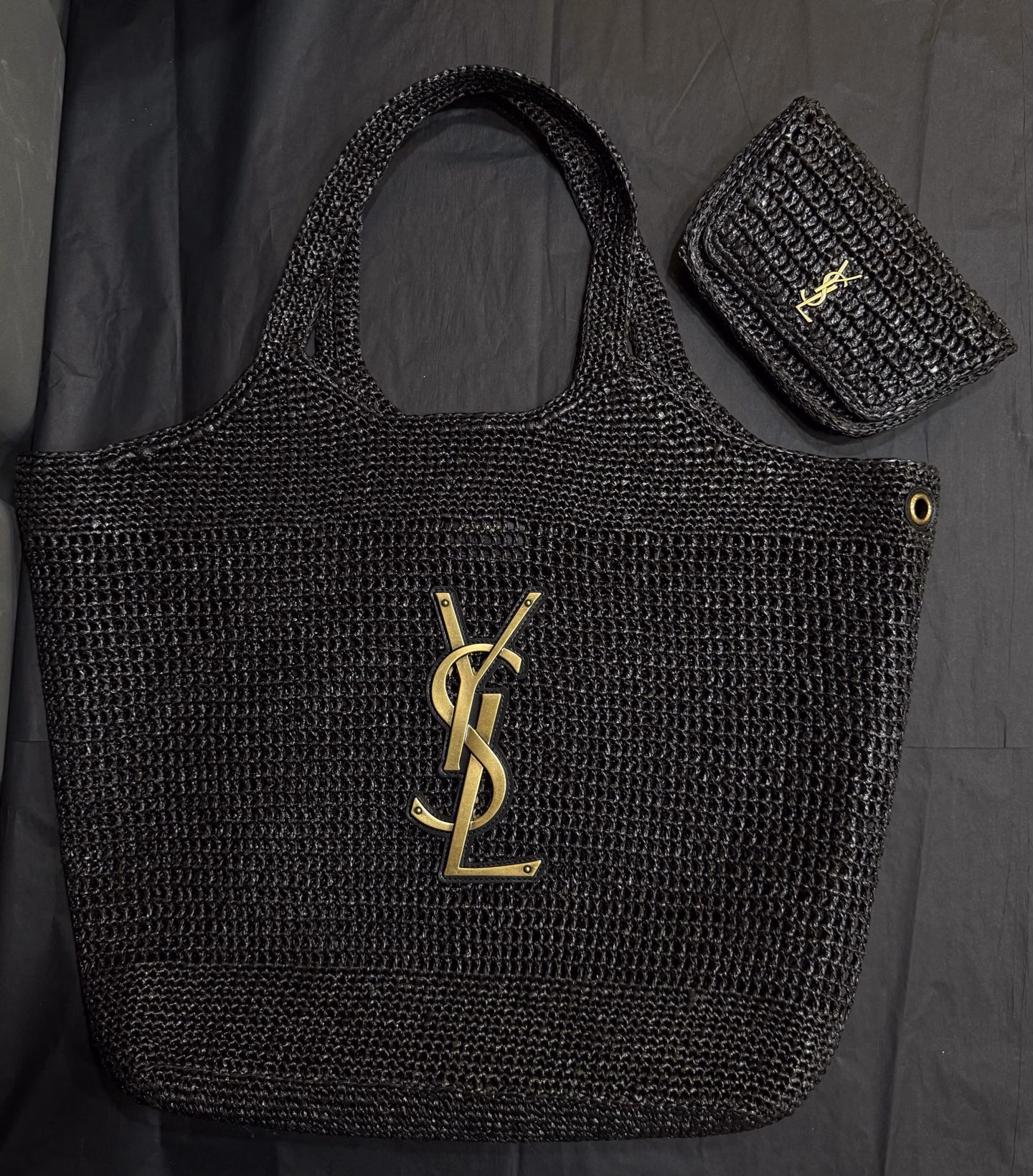 SAINT LAURENT—ICARE24 Spring/Summer new icare Maxi tote bag. One of the most popular items this season; the enlarged version of LoGo is handmade, the crocheted straw is ultra-lightweight but super practical! The large hardware becomes the absolute visual focus, and it can be carried in a variety of ways: by hand or on the shoulder. It is a tote bag that can be worn by people of all styles.
