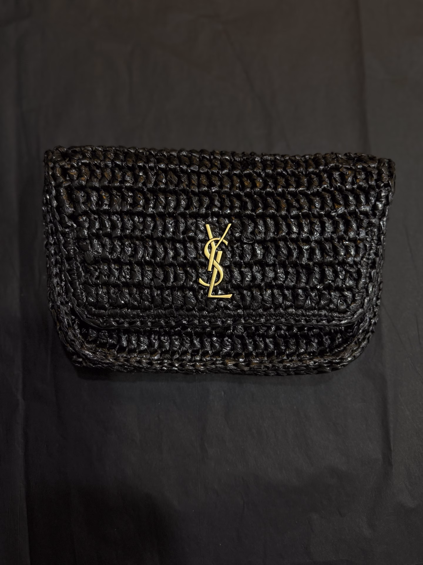 SAINT LAURENT—ICARE24 Spring/Summer new icare Maxi tote bag. One of the most popular items this season; the enlarged version of LoGo is handmade, the crocheted straw is ultra-lightweight but super practical! The large hardware becomes the absolute visual focus, and it can be carried in a variety of ways: by hand or on the shoulder. It is a tote bag that can be worn by people of all styles.