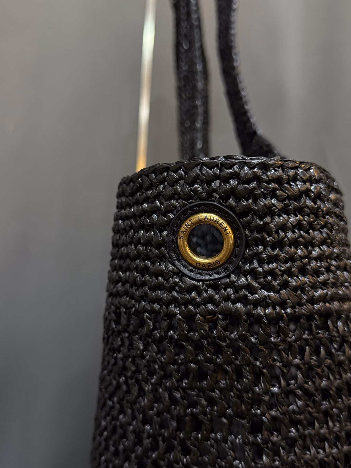 SAINT LAURENT—ICARE24 Spring/Summer new icare Maxi tote bag. One of the most popular items this season; the enlarged version of LoGo is handmade, the crocheted straw is ultra-lightweight but super practical! The large hardware becomes the absolute visual focus, and it can be carried in a variety of ways: by hand or on the shoulder. It is a tote bag that can be worn by people of all styles.