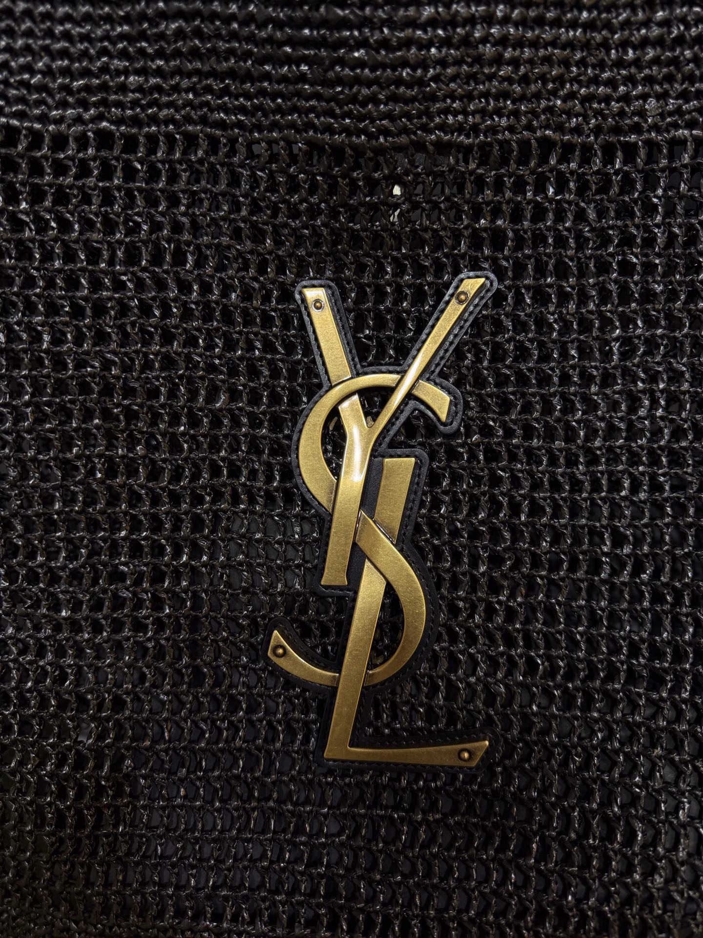 SAINT LAURENT—ICARE24 Spring/Summer new icare Maxi tote bag. One of the most popular items this season; the enlarged version of LoGo is handmade, the crocheted straw is ultra-lightweight but super practical! The large hardware becomes the absolute visual focus, and it can be carried in a variety of ways: by hand or on the shoulder. It is a tote bag that can be worn by people of all styles.