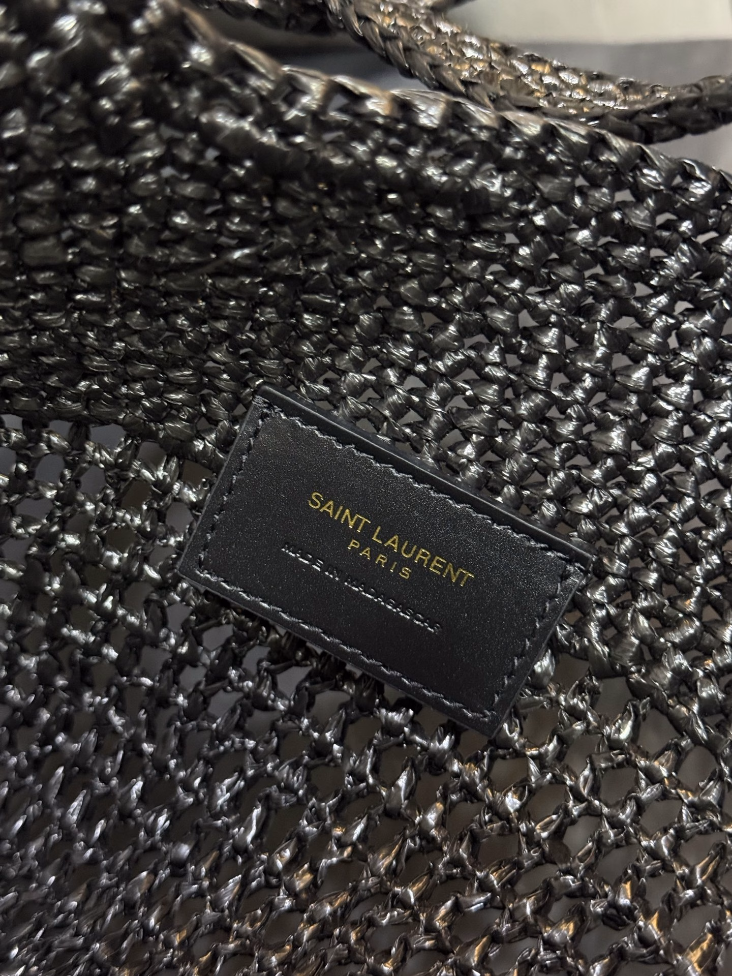 SAINT LAURENT—ICARE24 Spring/Summer new icare Maxi tote bag. One of the most popular items this season; the enlarged version of LoGo is handmade, the crocheted straw is ultra-lightweight but super practical! The large hardware becomes the absolute visual focus, and it can be carried in a variety of ways: by hand or on the shoulder. It is a tote bag that can be worn by people of all styles.