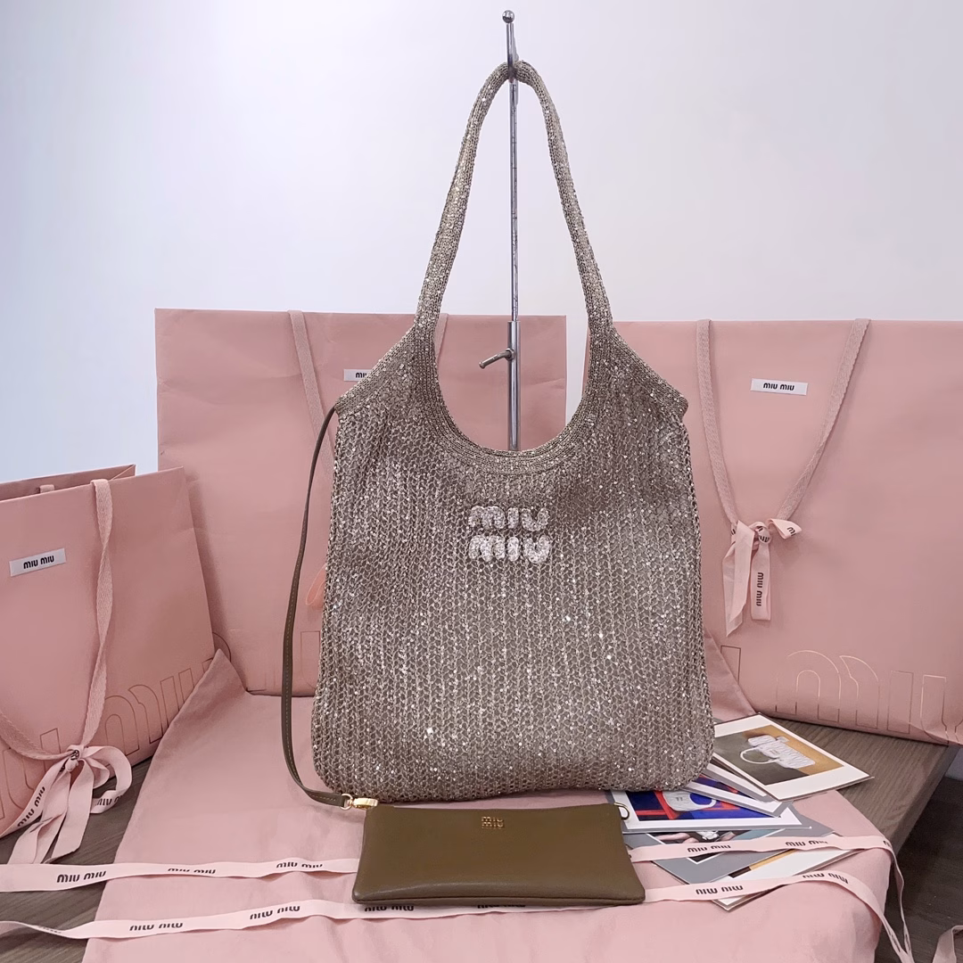 The new sequined mesh IVY handbag, with sequins all over the body shining with smart brilliance, the smooth and changeable shape shows the modern and exquisite charm, the unique material highlights Miu's unique design concept, and it is equipped with a detachable leather pouch. The design is fashionable, luxurious and practical