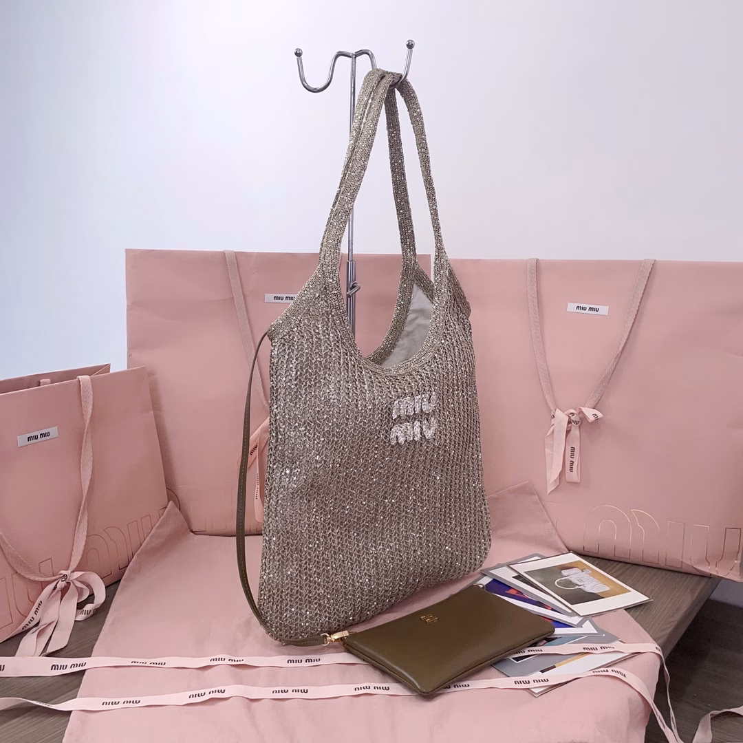 The new sequined mesh IVY handbag, with sequins all over the body shining with smart brilliance, the smooth and changeable shape shows the modern and exquisite charm, the unique material highlights Miu's unique design concept, and it is equipped with a detachable leather pouch. The design is fashionable, luxurious and practical