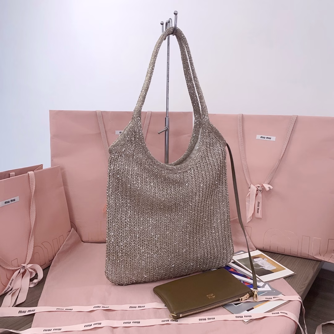 The new sequined mesh IVY handbag, with sequins all over the body shining with smart brilliance, the smooth and changeable shape shows the modern and exquisite charm, the unique material highlights Miu's unique design concept, and it is equipped with a detachable leather pouch. The design is fashionable, luxurious and practical