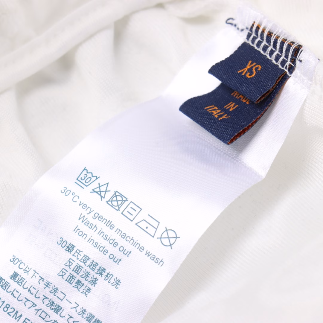 Louis Vuitton 25ss full print monogram jacquard convex suit shortsOriginal mold. Customized 360g towel fabric, customized rayon. 61% viscose fiber, 32% nylon, 7% cotton.The material and workmanship details are consistent with the counter. The full-width Monogram pattern jacquard, the details are consistent with the counter.With the drop shoulder sleeve cutting and the neck chain details, it releases a fresh and leisurely style. The full infrared positioning positioning tailoring garment,exclusive single product, the back collar process, the shoulder sleeve process is exactly the same, and the same number washing is customized for the highest presentation.Purchasing counter quality. You can compare any version at will