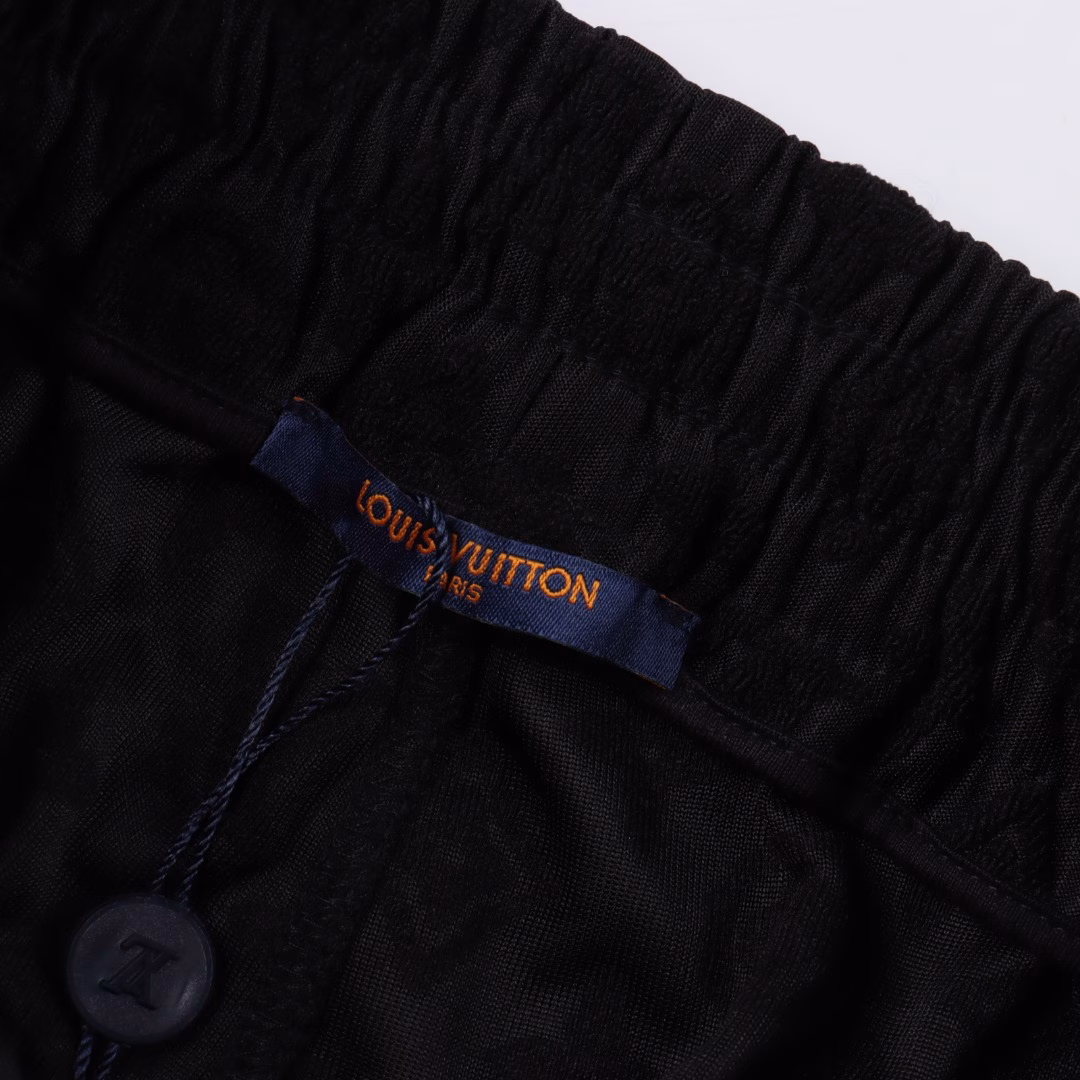 Louis Vuitton 25ss full print monogram jacquard convex suit shortsOriginal mold. Customized 360g towel fabric, customized rayon. 61% viscose fiber, 32% nylon, 7% cotton.The material and workmanship details are consistent with the counter. The full-width Monogram pattern jacquard, the details are consistent with the counter.With the drop shoulder sleeve cutting and the neck chain details, it releases a fresh and leisurely style. The full infrared positioning positioning tailoring garment,exclusive single product, the back collar process, the shoulder sleeve process is exactly the same, and the same number washing is customized for the highest presentation.Purchasing counter quality. You can compare any version at will