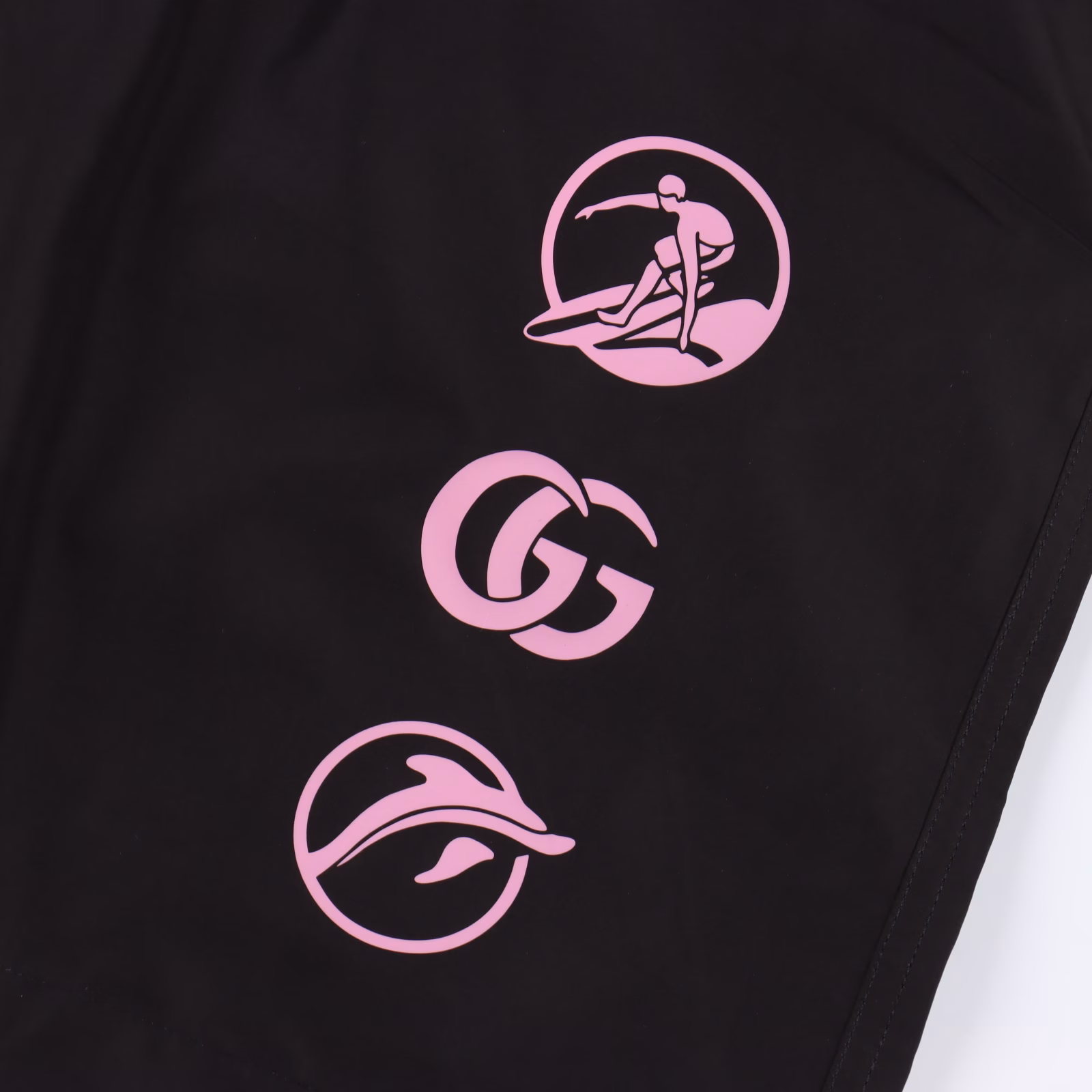 Gucci 25ss ski logo contrast shortsCustomized lyocell fabric, 3D three-dimensional cutting, using imported machine positioning glossy heat transfer to engrave on the pants through heat transfer. After high temperature ironing, the pattern does not deform and lasts for a long time.