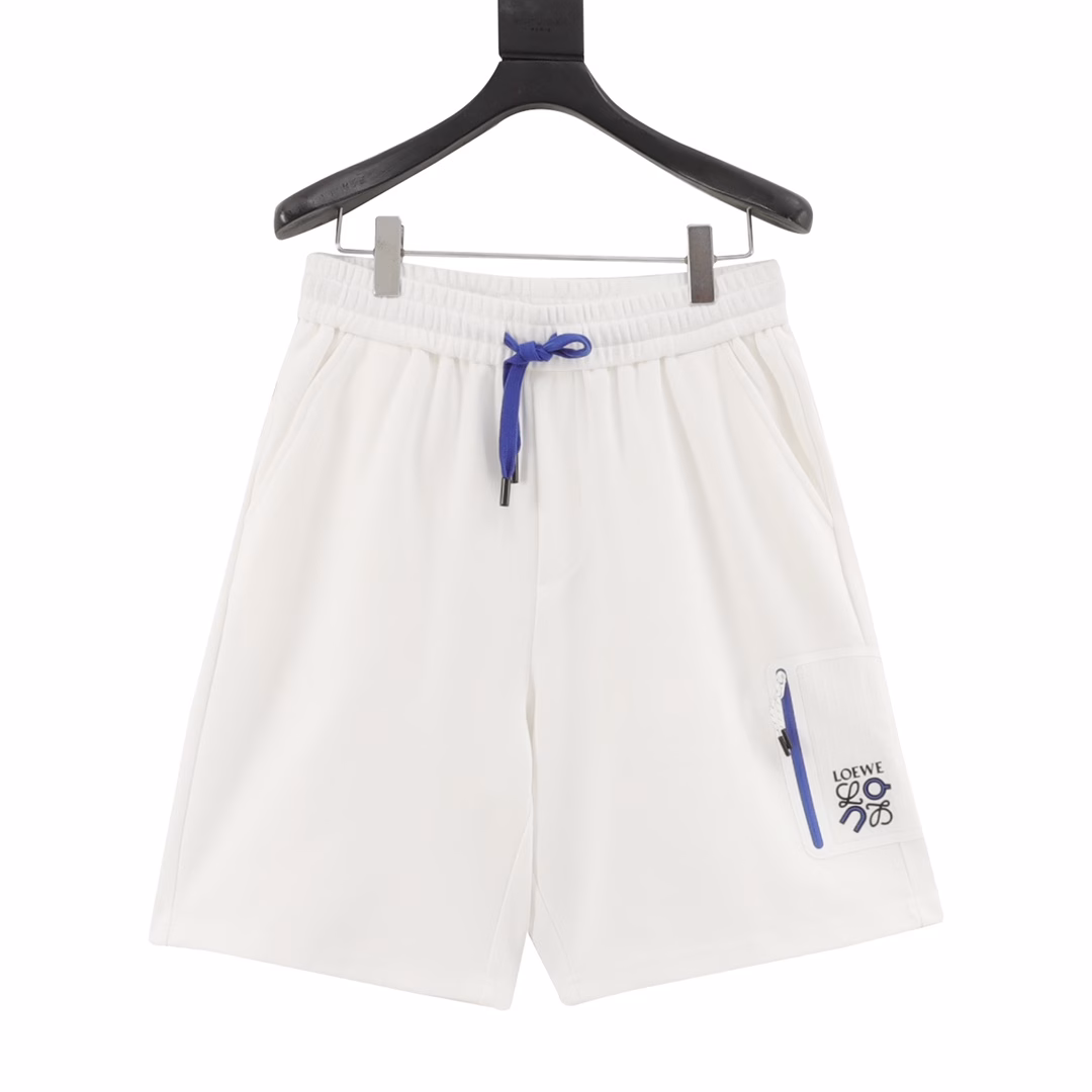 Loewe 25ss Onpao joint pocket print shortsOnpao + Loewe joint shorts new model, minimalist silhouette, high waist cut with neat trouser line, not only modifies leg shape but also brings a sense of relaxation. Built-in elastic waistband, fabric is 80% cotton + 20% lyocell, soft and skin-friendly, bio-washing technology makes the fabric softer and softer, soft and skin-friendly, full of breathability, walking in the hot summer is like wearing a breeze, hidden zipper outdoor plaid fabric pocket design, clever storage of small items, safe and anti-lost, customized blue invisible zipper takes into account practicality and minimalist aesthetics while also combining the classic brand blue logo. Whether hiking in the mountains or walking in the city, the details are full of ingenuity, the spray-painted black bell + blue trouser rope and the blue elements on the pocket are integrated seamlessly