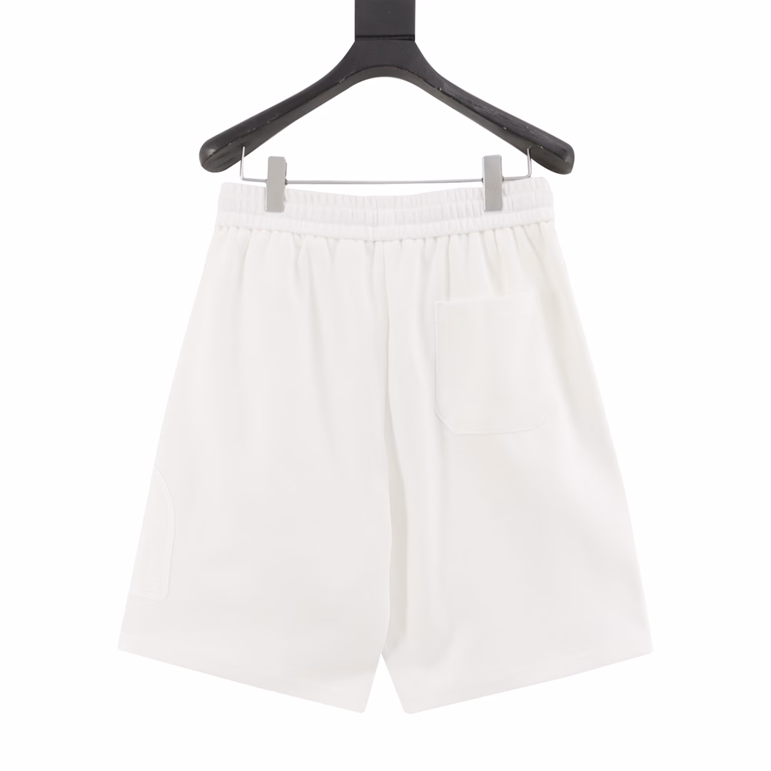 Loewe 25ss Onpao joint pocket print shortsOnpao + Loewe joint shorts new model, minimalist silhouette, high waist cut with neat trouser line, not only modifies leg shape but also brings a sense of relaxation. Built-in elastic waistband, fabric is 80% cotton + 20% lyocell, soft and skin-friendly, bio-washing technology makes the fabric softer and softer, soft and skin-friendly, full of breathability, walking in the hot summer is like wearing a breeze, hidden zipper outdoor plaid fabric pocket design, clever storage of small items, safe and anti-lost, customized blue invisible zipper takes into account practicality and minimalist aesthetics while also combining the classic brand blue logo. Whether hiking in the mountains or walking in the city, the details are full of ingenuity, the spray-painted black bell + blue trouser rope and the blue elements on the pocket are integrated seamlessly