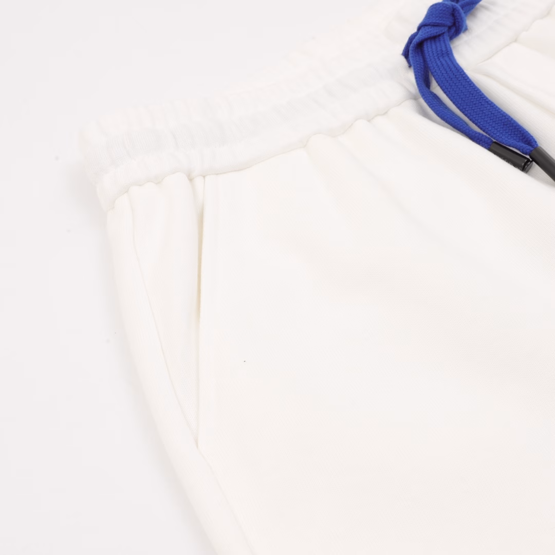 Loewe 25ss Onpao joint pocket print shortsOnpao + Loewe joint shorts new model, minimalist silhouette, high waist cut with neat trouser line, not only modifies leg shape but also brings a sense of relaxation. Built-in elastic waistband, fabric is 80% cotton + 20% lyocell, soft and skin-friendly, bio-washing technology makes the fabric softer and softer, soft and skin-friendly, full of breathability, walking in the hot summer is like wearing a breeze, hidden zipper outdoor plaid fabric pocket design, clever storage of small items, safe and anti-lost, customized blue invisible zipper takes into account practicality and minimalist aesthetics while also combining the classic brand blue logo. Whether hiking in the mountains or walking in the city, the details are full of ingenuity, the spray-painted black bell + blue trouser rope and the blue elements on the pocket are integrated seamlessly