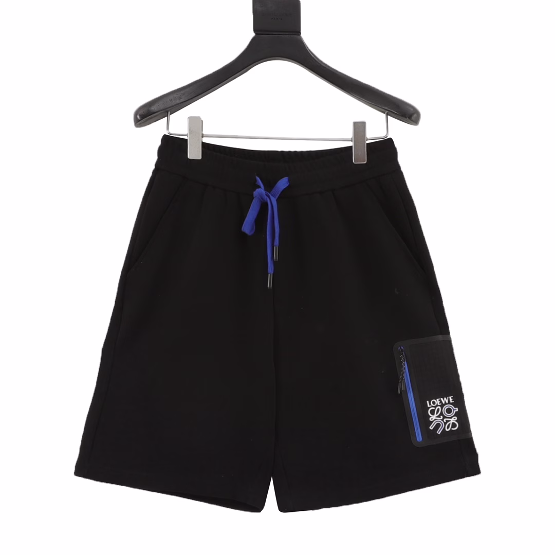 Loewe 25ss Onpao joint pocket print shortsOnpao + Loewe joint shorts new model, minimalist silhouette, high waist cut with neat trouser line, not only modifies leg shape but also brings a sense of relaxation. Built-in elastic waistband, fabric is 80% cotton + 20% lyocell, soft and skin-friendly, bio-washing technology makes the fabric softer and softer, soft and skin-friendly, full of breathability, walking in the hot summer is like wearing a breeze, hidden zipper outdoor plaid fabric pocket design, clever storage of small items, safe and anti-lost, customized blue invisible zipper takes into account practicality and minimalist aesthetics while also combining the classic brand blue logo. Whether hiking in the mountains or walking in the city, the details are full of ingenuity, the spray-painted black bell + blue trouser rope and the blue elements on the pocket are integrated seamlessly