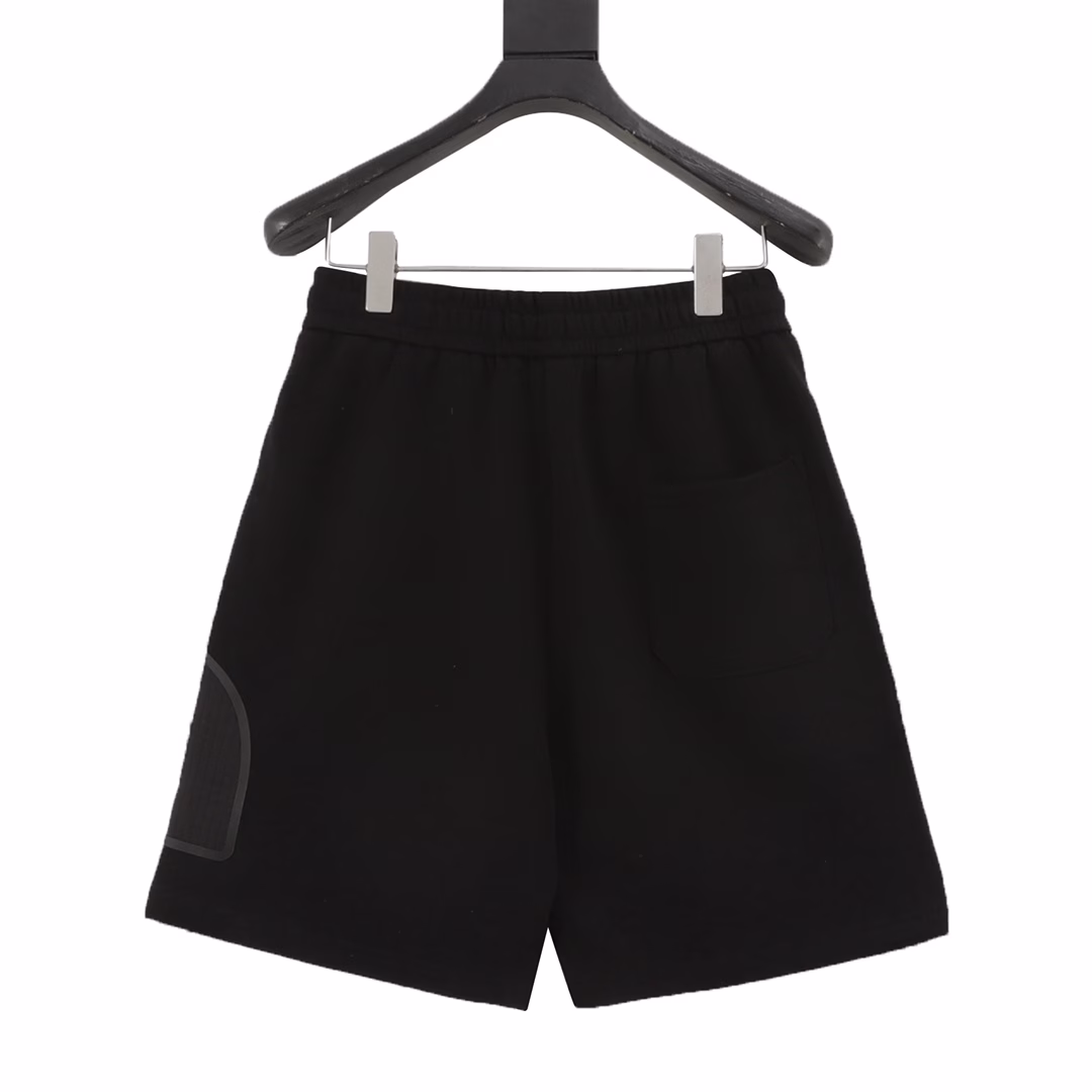 Loewe 25ss Onpao joint pocket print shortsOnpao + Loewe joint shorts new model, minimalist silhouette, high waist cut with neat trouser line, not only modifies leg shape but also brings a sense of relaxation. Built-in elastic waistband, fabric is 80% cotton + 20% lyocell, soft and skin-friendly, bio-washing technology makes the fabric softer and softer, soft and skin-friendly, full of breathability, walking in the hot summer is like wearing a breeze, hidden zipper outdoor plaid fabric pocket design, clever storage of small items, safe and anti-lost, customized blue invisible zipper takes into account practicality and minimalist aesthetics while also combining the classic brand blue logo. Whether hiking in the mountains or walking in the city, the details are full of ingenuity, the spray-painted black bell + blue trouser rope and the blue elements on the pocket are integrated seamlessly