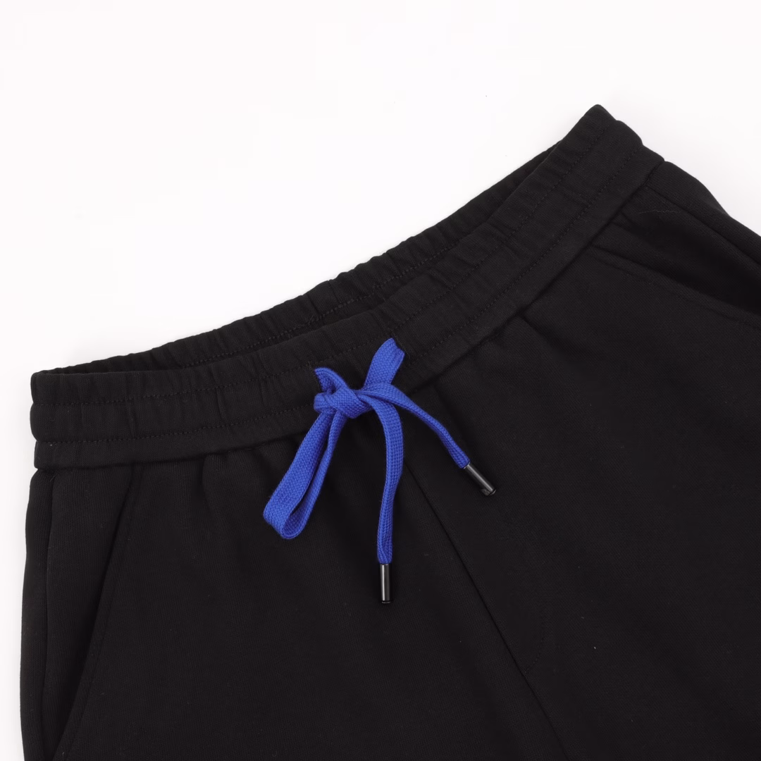 Loewe 25ss Onpao joint pocket print shortsOnpao + Loewe joint shorts new model, minimalist silhouette, high waist cut with neat trouser line, not only modifies leg shape but also brings a sense of relaxation. Built-in elastic waistband, fabric is 80% cotton + 20% lyocell, soft and skin-friendly, bio-washing technology makes the fabric softer and softer, soft and skin-friendly, full of breathability, walking in the hot summer is like wearing a breeze, hidden zipper outdoor plaid fabric pocket design, clever storage of small items, safe and anti-lost, customized blue invisible zipper takes into account practicality and minimalist aesthetics while also combining the classic brand blue logo. Whether hiking in the mountains or walking in the city, the details are full of ingenuity, the spray-painted black bell + blue trouser rope and the blue elements on the pocket are integrated seamlessly