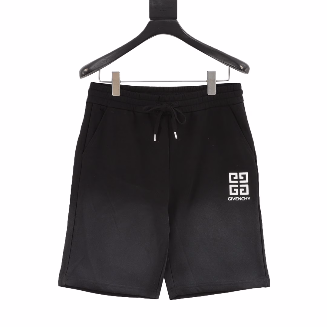 Givenchy 25ss inkjet gradient old glue-melted grid letter logo shortsCarefully customized 400g terry fabric, thick texture, not only comfortable to the touch,but also has excellent warmth retention and sweat absorption and breathability, ensuring that it is comfortable to wear in different environments.Made with seamless high-frequency glue-melting technology, it bids farewell to the unevenness and friction caused by traditional stitching,not only presents smooth and simple lines in appearance, but also improves the durability of the shorts, making them more comfortable to wear.The iconic inkjet gradient old glue-melted letter logo,adds a unique trendy atmosphere to the shorts, highlighting the unique charm and design style of the Givenchy brand