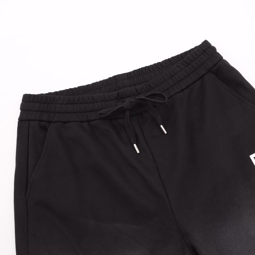 Givenchy 25ss inkjet gradient old glue-melted grid letter logo shortsCarefully customized 400g terry fabric, thick texture, not only comfortable to the touch,but also has excellent warmth retention and sweat absorption and breathability, ensuring that it is comfortable to wear in different environments.Made with seamless high-frequency glue-melting technology, it bids farewell to the unevenness and friction caused by traditional stitching,not only presents smooth and simple lines in appearance, but also improves the durability of the shorts, making them more comfortable to wear.The iconic inkjet gradient old glue-melted letter logo,adds a unique trendy atmosphere to the shorts, highlighting the unique charm and design style of the Givenchy brand
