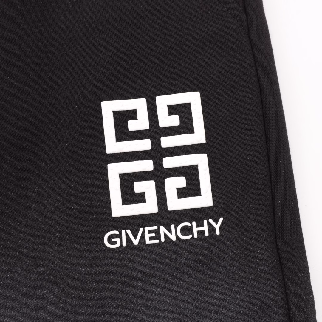 Givenchy 25ss inkjet gradient old glue-melted grid letter logo shortsCarefully customized 400g terry fabric, thick texture, not only comfortable to the touch,but also has excellent warmth retention and sweat absorption and breathability, ensuring that it is comfortable to wear in different environments.Made with seamless high-frequency glue-melting technology, it bids farewell to the unevenness and friction caused by traditional stitching,not only presents smooth and simple lines in appearance, but also improves the durability of the shorts, making them more comfortable to wear.The iconic inkjet gradient old glue-melted letter logo,adds a unique trendy atmosphere to the shorts, highlighting the unique charm and design style of the Givenchy brand