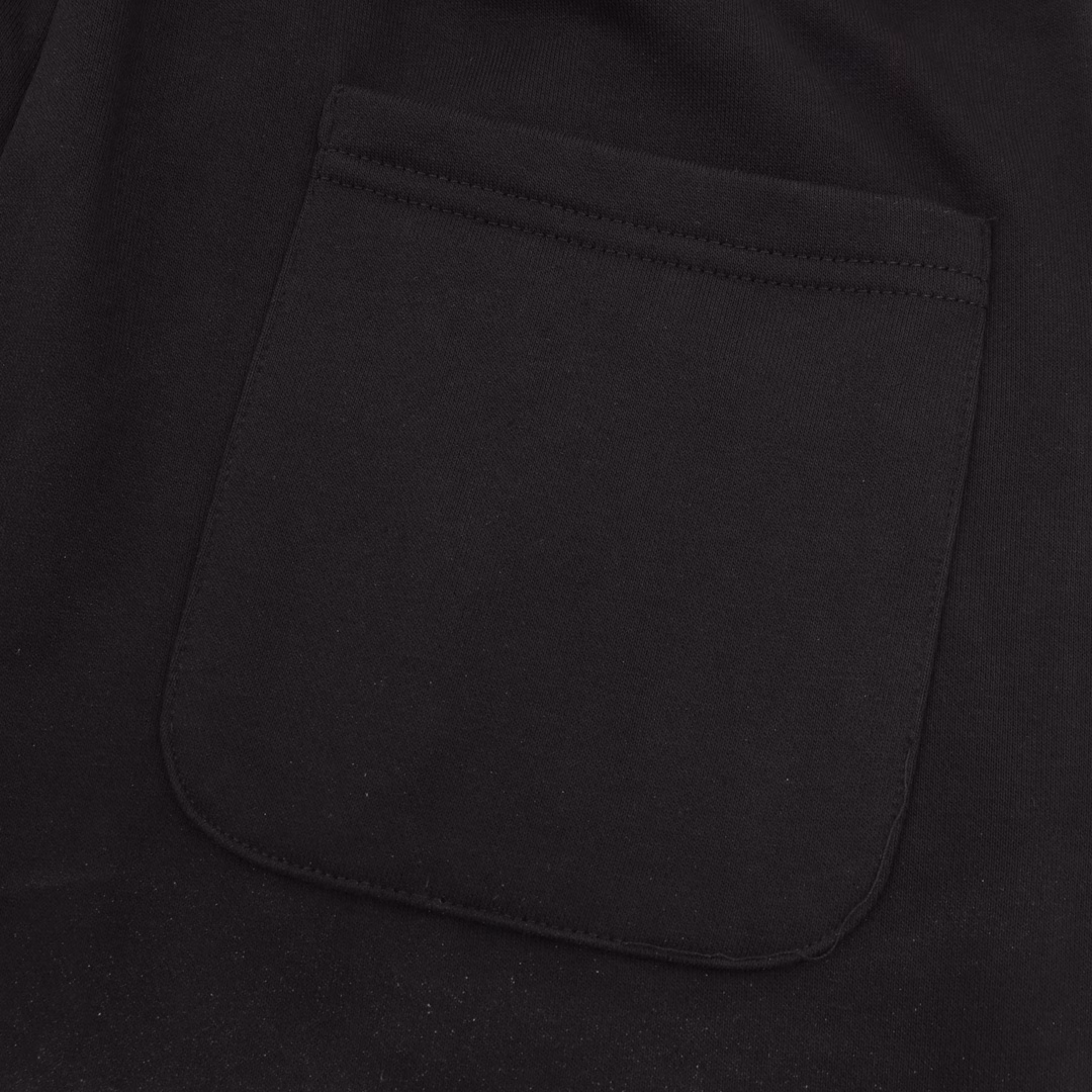 Givenchy 25ss inkjet gradient old glue-melted grid letter logo shortsCarefully customized 400g terry fabric, thick texture, not only comfortable to the touch,but also has excellent warmth retention and sweat absorption and breathability, ensuring that it is comfortable to wear in different environments.Made with seamless high-frequency glue-melting technology, it bids farewell to the unevenness and friction caused by traditional stitching,not only presents smooth and simple lines in appearance, but also improves the durability of the shorts, making them more comfortable to wear.The iconic inkjet gradient old glue-melted letter logo,adds a unique trendy atmosphere to the shorts, highlighting the unique charm and design style of the Givenchy brand