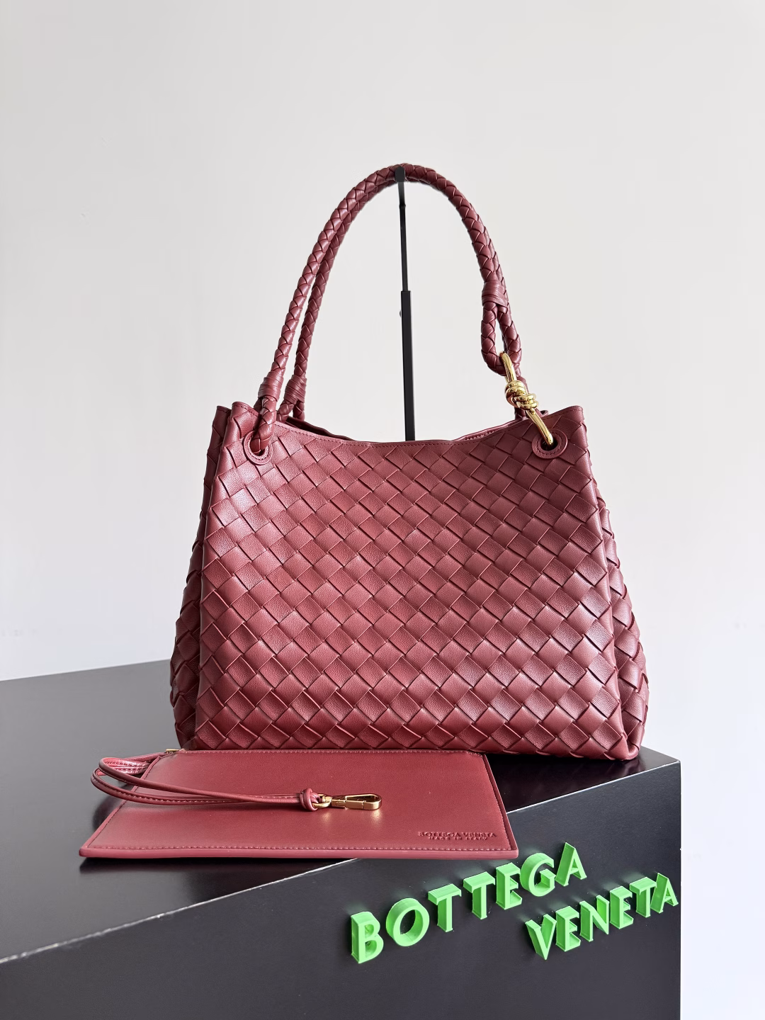 New Andiamo Parachute braided leather for early fallFolding and stitching at the four corners #Craftsmanship and creativity Large size, elegant and practical, one of the must-haves for BVLarge space, can hold a computer, thick shoulder straps, very comfortable to wear Large parachute upper body photo, can be carried or carriedUpper body is very versatile, very cute