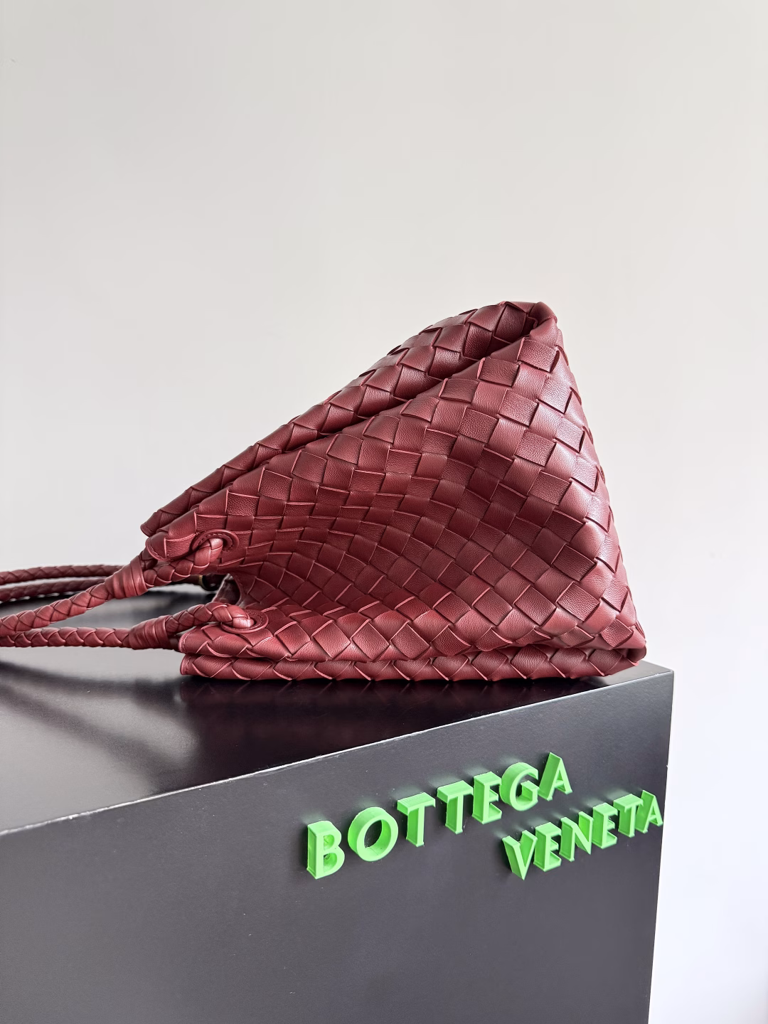 New Andiamo Parachute braided leather for early fallFolding and stitching at the four corners #Craftsmanship and creativity Large size, elegant and practical, one of the must-haves for BVLarge space, can hold a computer, thick shoulder straps, very comfortable to wear Large parachute upper body photo, can be carried or carriedUpper body is very versatile, very cute