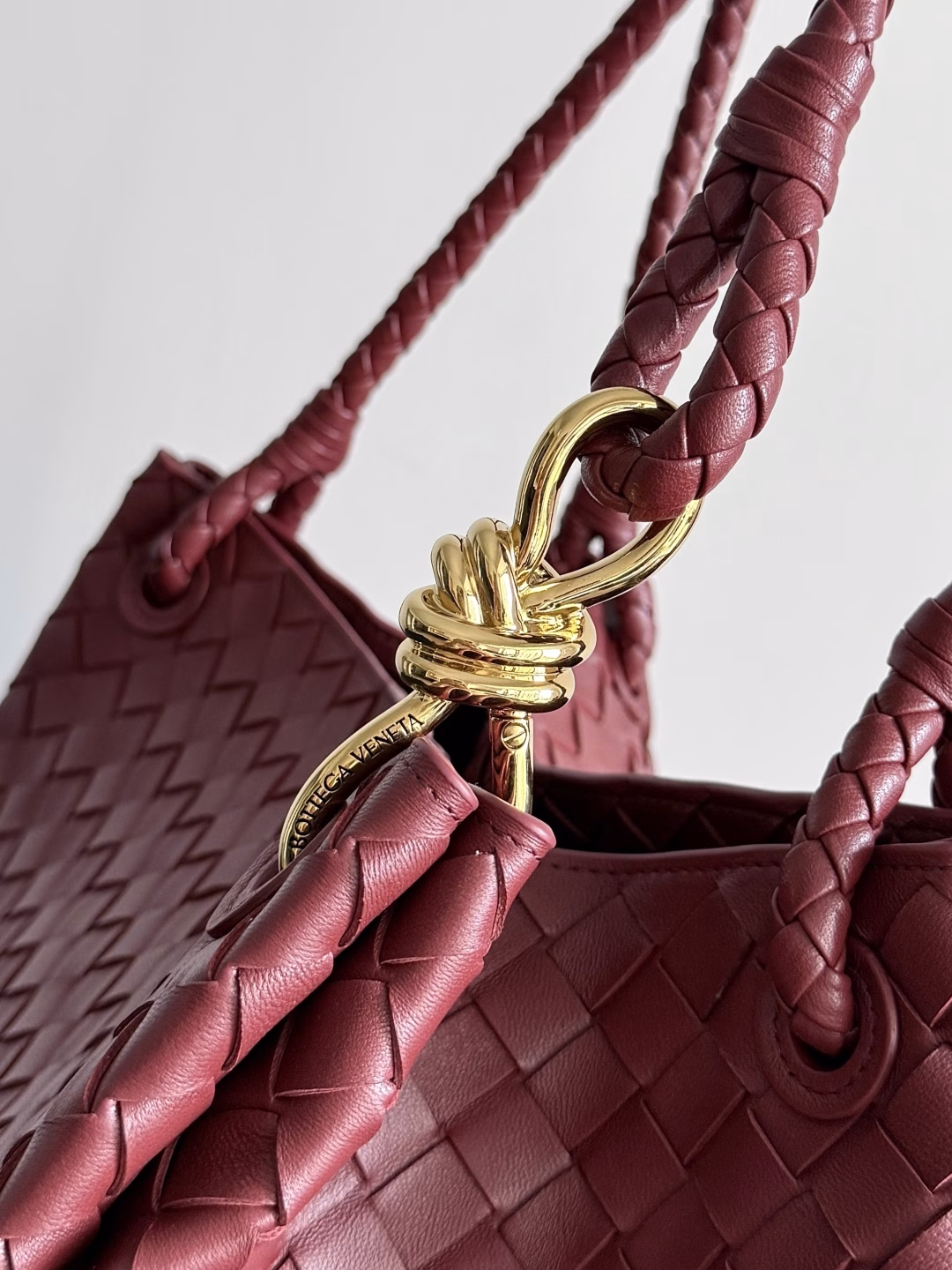 New Andiamo Parachute braided leather for early fallFolding and stitching at the four corners #Craftsmanship and creativity Large size, elegant and practical, one of the must-haves for BVLarge space, can hold a computer, thick shoulder straps, very comfortable to wear Large parachute upper body photo, can be carried or carriedUpper body is very versatile, very cute