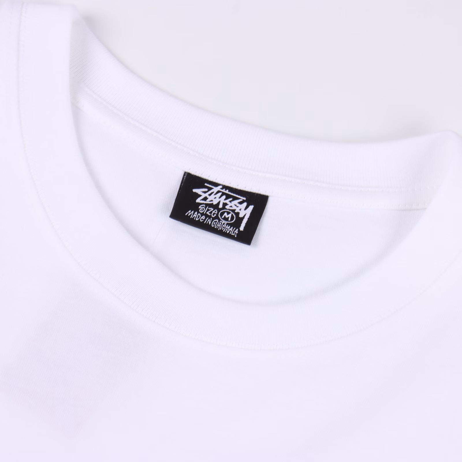 Stussy 24ss Sanskrit Black 8 Billiards Printed Short SleevesThe fabric is made of 220g combed cotton, customized 32 1*1 thread, the garment is washed twice, the fabric is comfortable and skin-friendly without any strange feeling, the custom-made dyed fabric has high textile density, good drape, and is not easy to deform. The thick weave plus the compact spinning process will not affect the breathability of the fabric. The color saturation is very high. The imported digital direct printing process, four needles and five threads on the shoulders, the lines are neat, a versatile and good-looking short sleeve, the loose version hides the flesh and makes you look thin, and it is not picky