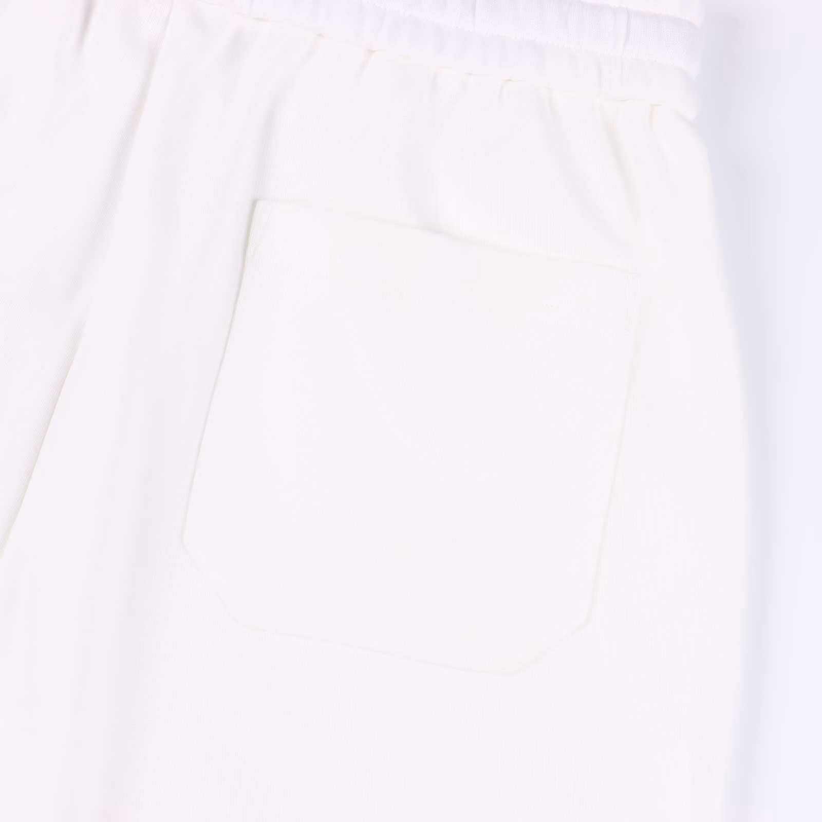 Loewe 25ss Onpao joint pocket print shortsOnpao + Loewe joint shorts new model, minimalist silhouette, high waist cut with neat trouser line, not only modifies leg shape but also brings a sense of relaxation. Built-in elastic waistband, fabric is 80% cotton + 20% lyocell, soft and skin-friendly, bio-washing technology makes the fabric softer and softer, soft and skin-friendly, full of breathability, walking in the hot summer is like wearing a breeze, hidden zipper outdoor plaid fabric pocket design, clever storage of small items, safe and anti-lost, customized blue invisible zipper takes into account practicality and minimalist aesthetics while also combining the classic brand blue logo. Whether hiking in the mountains or walking in the city, the details are full of ingenuity, the spray-painted black bell + blue trouser rope and the blue elements on the pocket are integrated seamlessly
