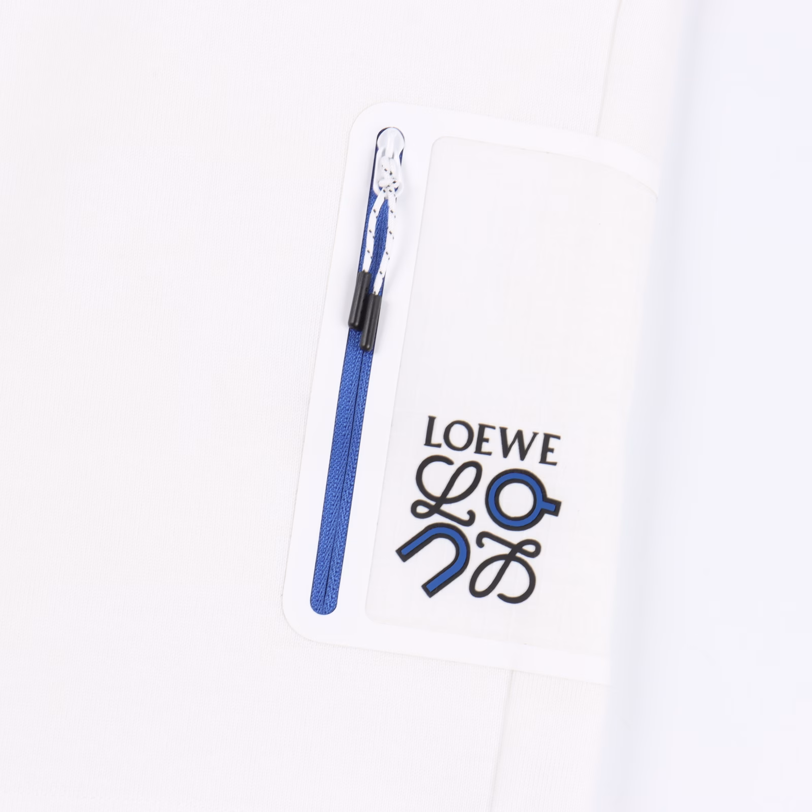 Loewe 25ss Onpao joint pocket print shortsOnpao + Loewe joint shorts new model, minimalist silhouette, high waist cut with neat trouser line, not only modifies leg shape but also brings a sense of relaxation. Built-in elastic waistband, fabric is 80% cotton + 20% lyocell, soft and skin-friendly, bio-washing technology makes the fabric softer and softer, soft and skin-friendly, full of breathability, walking in the hot summer is like wearing a breeze, hidden zipper outdoor plaid fabric pocket design, clever storage of small items, safe and anti-lost, customized blue invisible zipper takes into account practicality and minimalist aesthetics while also combining the classic brand blue logo. Whether hiking in the mountains or walking in the city, the details are full of ingenuity, the spray-painted black bell + blue trouser rope and the blue elements on the pocket are integrated seamlessly