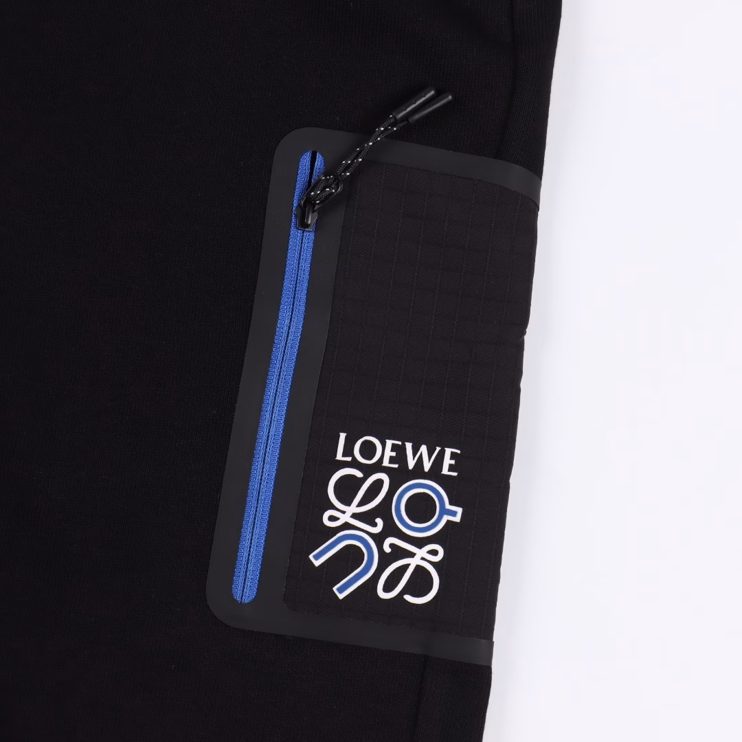 Loewe 25ss Onpao joint pocket print shortsOnpao + Loewe joint shorts new model, minimalist silhouette, high waist cut with neat trouser line, not only modifies leg shape but also brings a sense of relaxation. Built-in elastic waistband, fabric is 80% cotton + 20% lyocell, soft and skin-friendly, bio-washing technology makes the fabric softer and softer, soft and skin-friendly, full of breathability, walking in the hot summer is like wearing a breeze, hidden zipper outdoor plaid fabric pocket design, clever storage of small items, safe and anti-lost, customized blue invisible zipper takes into account practicality and minimalist aesthetics while also combining the classic brand blue logo. Whether hiking in the mountains or walking in the city, the details are full of ingenuity, the spray-painted black bell + blue trouser rope and the blue elements on the pocket are integrated seamlessly