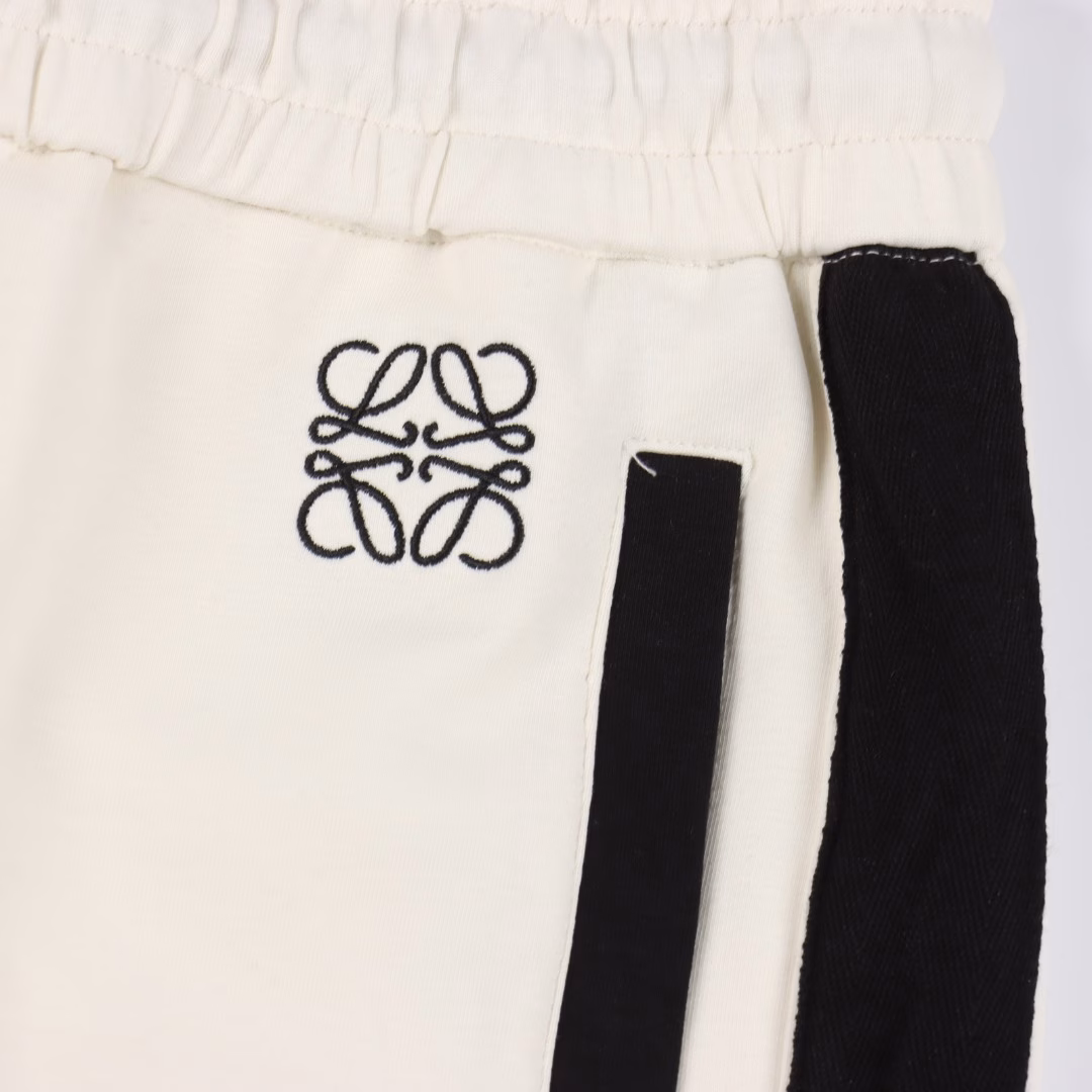 Loewe 25ss small logo color-blocked ribbon embroidered knitted shortsThe latest 2025 casual shorts are made of customized space cotton fabric, with a novel and unique double-color combination.Embroidered with brand logo! The style is simple yet classy, ​​breathable and comfortable, with impeccable details.The brand element design concept reflects high quality. It feels delicate and soft! It presents a casual cut, and the upper body shape is superb and must-have!