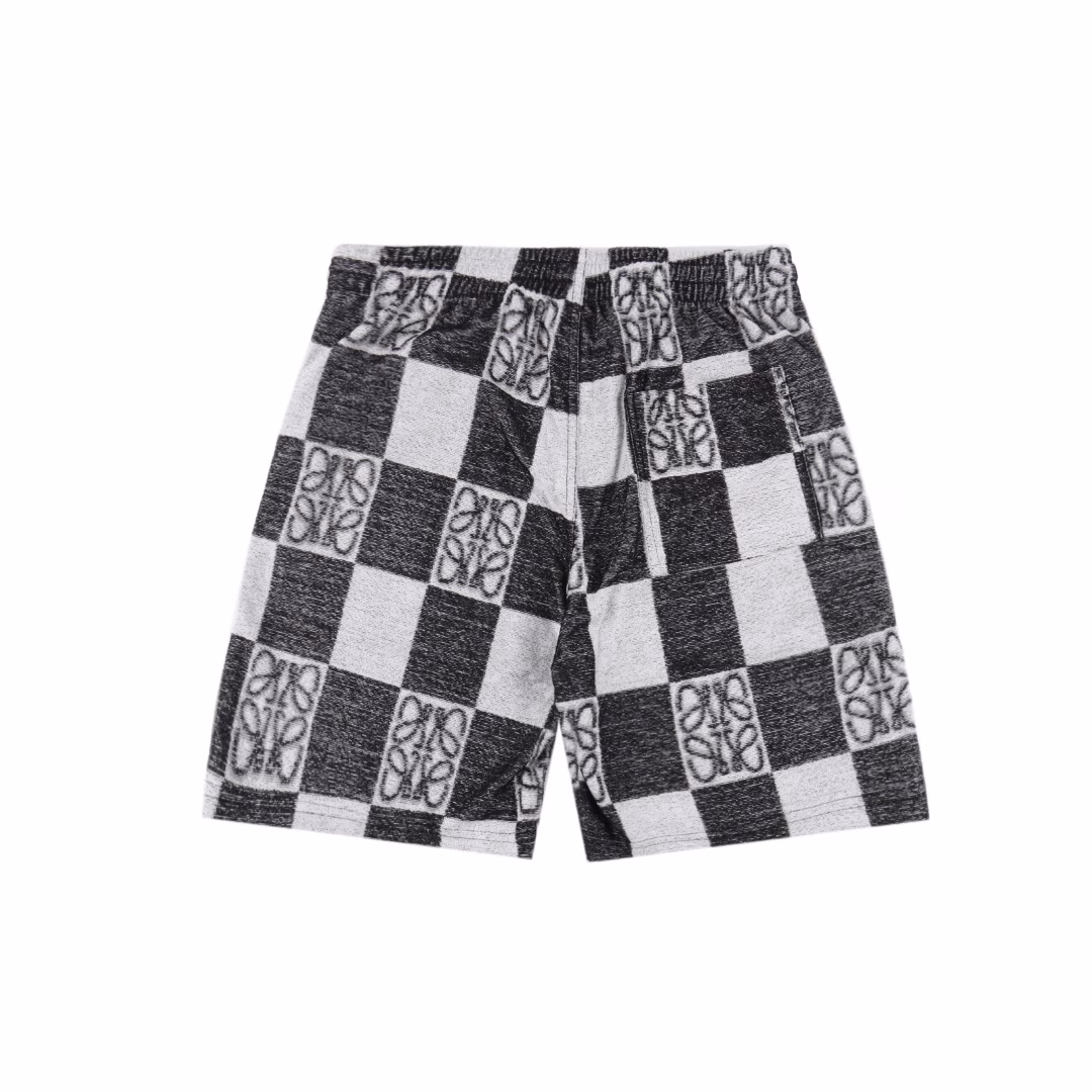 Loewe 25ss Towel Checkerboard Contrast Totem Set ShortsThe same Terry Checkerboard jacquard towel shorts as the counter, the custom-made same-tank-dyed towel fabric makes the overall high breathability and softness more prominent,The rich cotton texture makes it extremely comfortable. Carefully crafted, decorated with the same color jacquard knitting craft pattern, inspired by the retro style of the 1980s,Highlighting the classic Loewe logo jacquard thick plate three-dimensional! A must-have item for high-end people, with three complete original accessories! Same style for men and women!