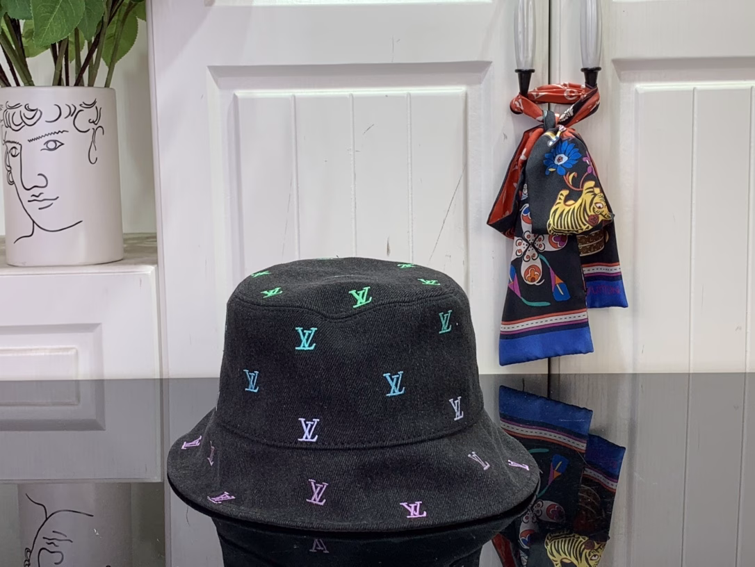 The LV Blason Shading Denim double-sided bucket hat is another unique choice that depicts the House's classic elements with a smart brushstroke. The all-over LV Blason embroidery pattern is dyed in the new season's gradient tones, and the eye-catching handwritten Louis Vuitton logo is revealed when it is flipped over.