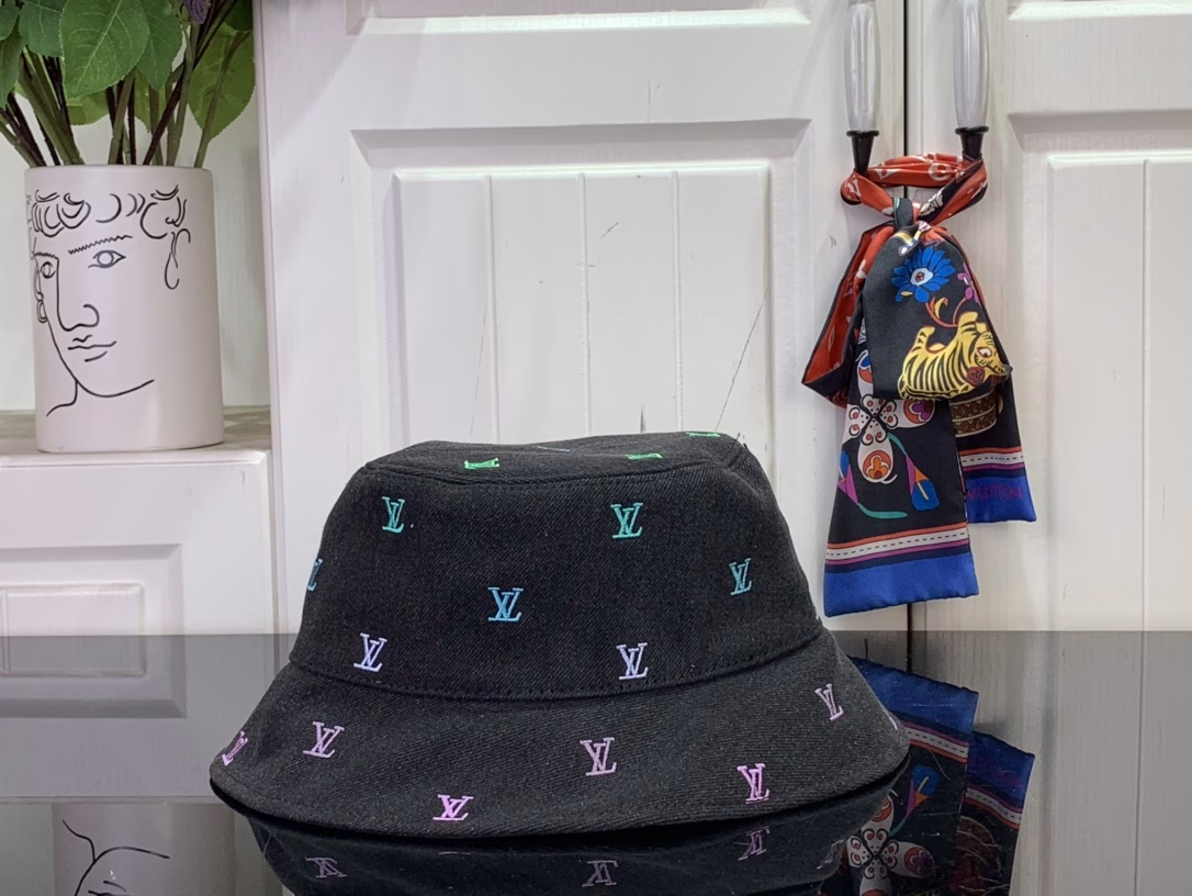 The LV Blason Shading Denim double-sided bucket hat is another unique choice that depicts the House's classic elements with a smart brushstroke. The all-over LV Blason embroidery pattern is dyed in the new season's gradient tones, and the eye-catching handwritten Louis Vuitton logo is revealed when it is flipped over.