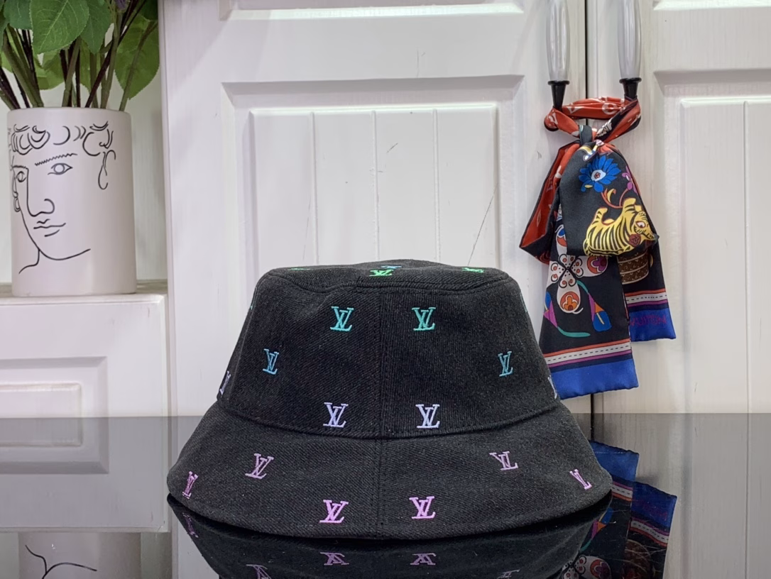 The LV Blason Shading Denim double-sided bucket hat is another unique choice that depicts the House's classic elements with a smart brushstroke. The all-over LV Blason embroidery pattern is dyed in the new season's gradient tones, and the eye-catching handwritten Louis Vuitton logo is revealed when it is flipped over.