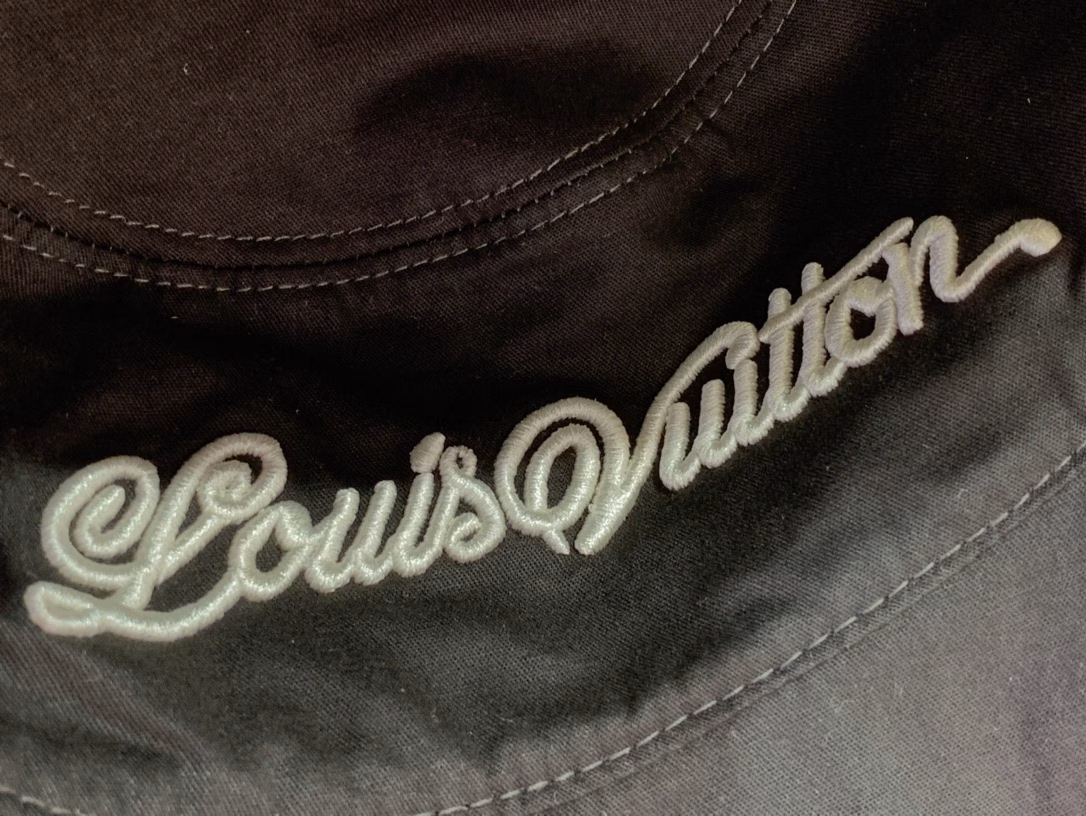 The LV Blason Shading Denim double-sided bucket hat is another unique choice that depicts the House's classic elements with a smart brushstroke. The all-over LV Blason embroidery pattern is dyed in the new season's gradient tones, and the eye-catching handwritten Louis Vuitton logo is revealed when it is flipped over.