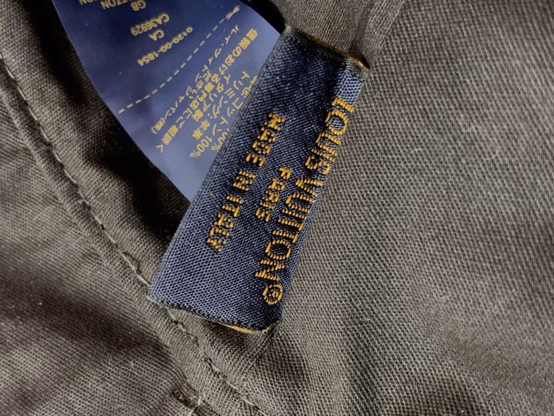 The LV Blason Shading Denim double-sided bucket hat is another unique choice that depicts the House's classic elements with a smart brushstroke. The all-over LV Blason embroidery pattern is dyed in the new season's gradient tones, and the eye-catching handwritten Louis Vuitton logo is revealed when it is flipped over.