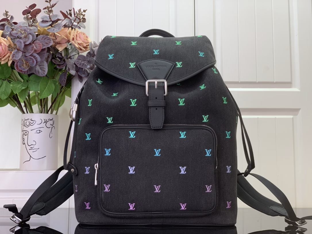 Crafted from washed LV Blason denim, this Montsouris backpack features a deep hue with a gradient LV monogram, showcasing Pharrell Williams' creative approach to translating music into fashion. The zipped front pocket allows for easy access to everyday essentials, while the drawstring closure and magnetic straps provide ample space.