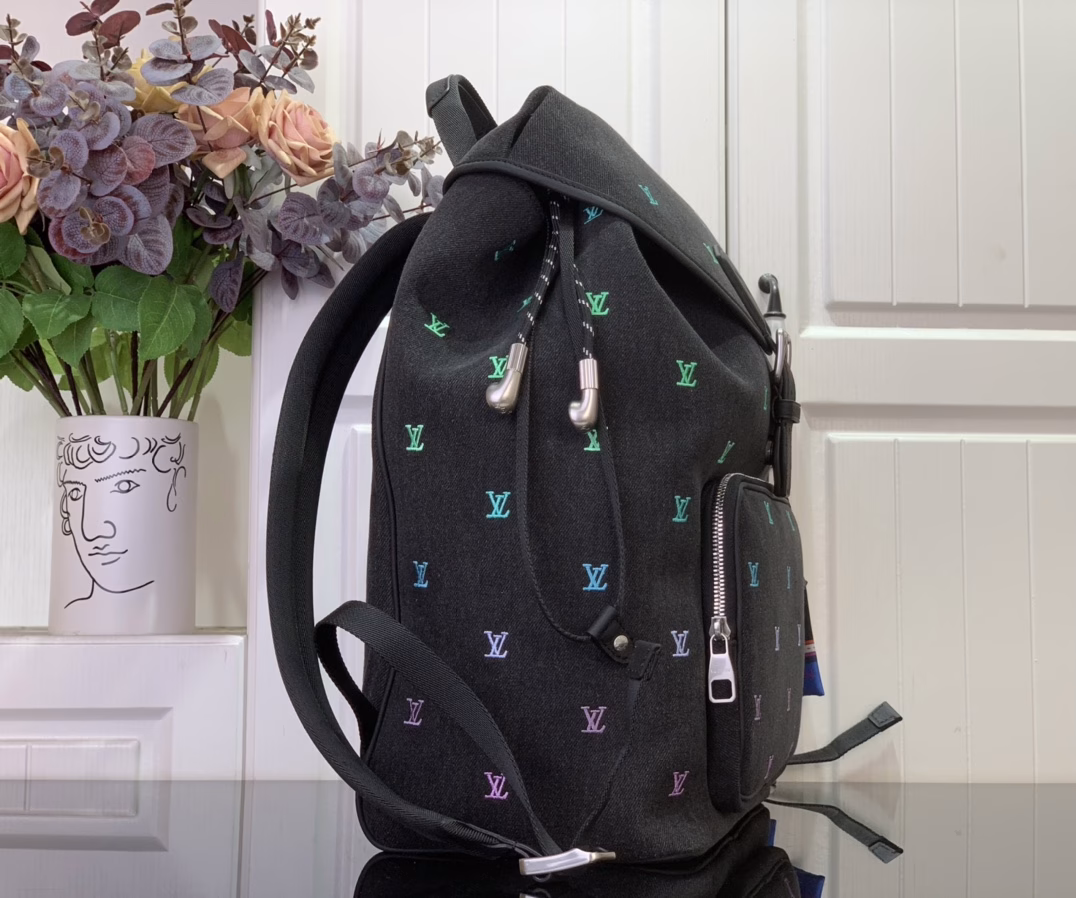 Crafted from washed LV Blason denim, this Montsouris backpack features a deep hue with a gradient LV monogram, showcasing Pharrell Williams' creative approach to translating music into fashion. The zipped front pocket allows for easy access to everyday essentials, while the drawstring closure and magnetic straps provide ample space.